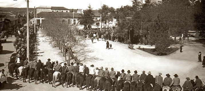 Huasos en la plaza, 1930