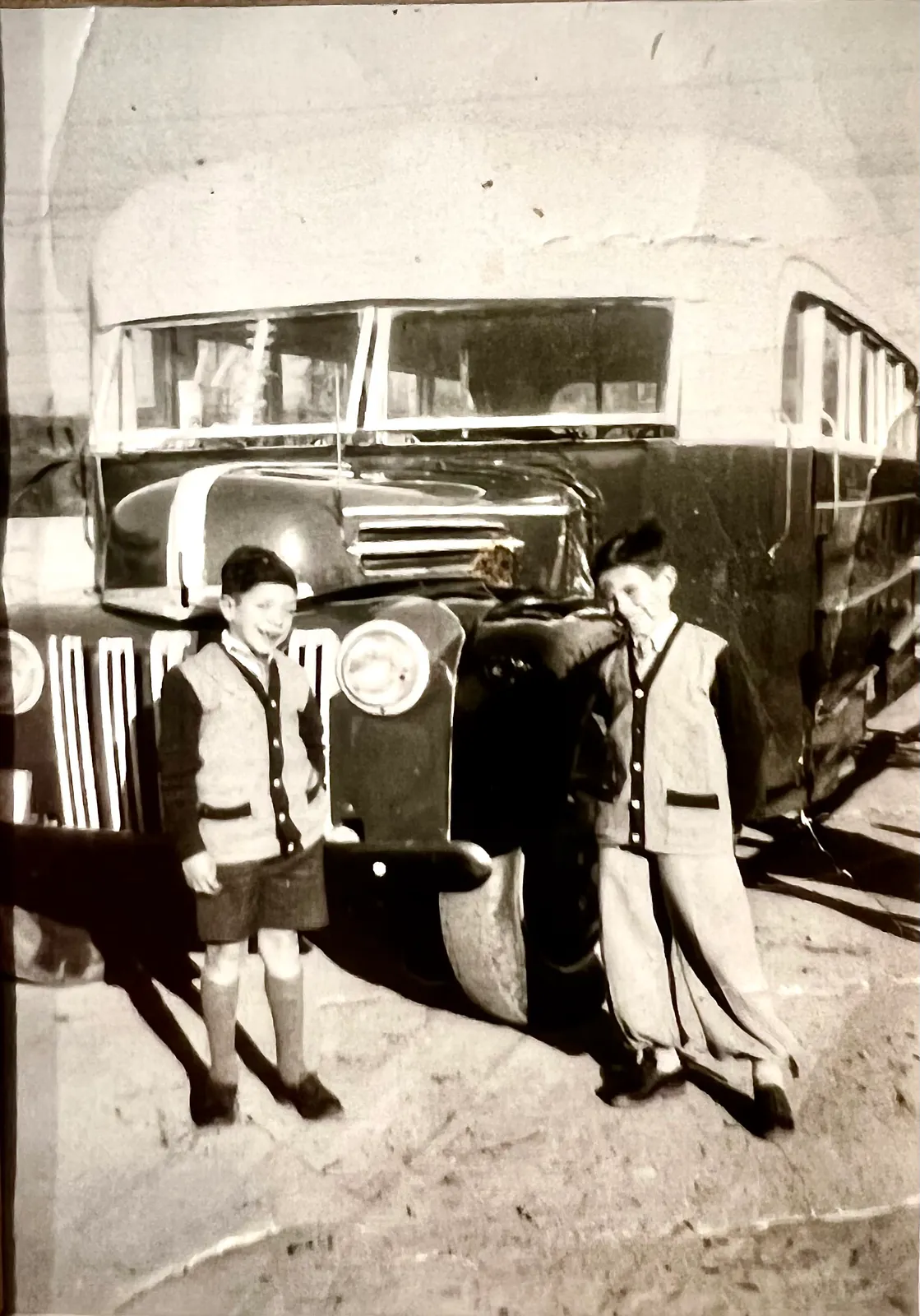 Hermanos en transporte público de Valparaíso en 1952