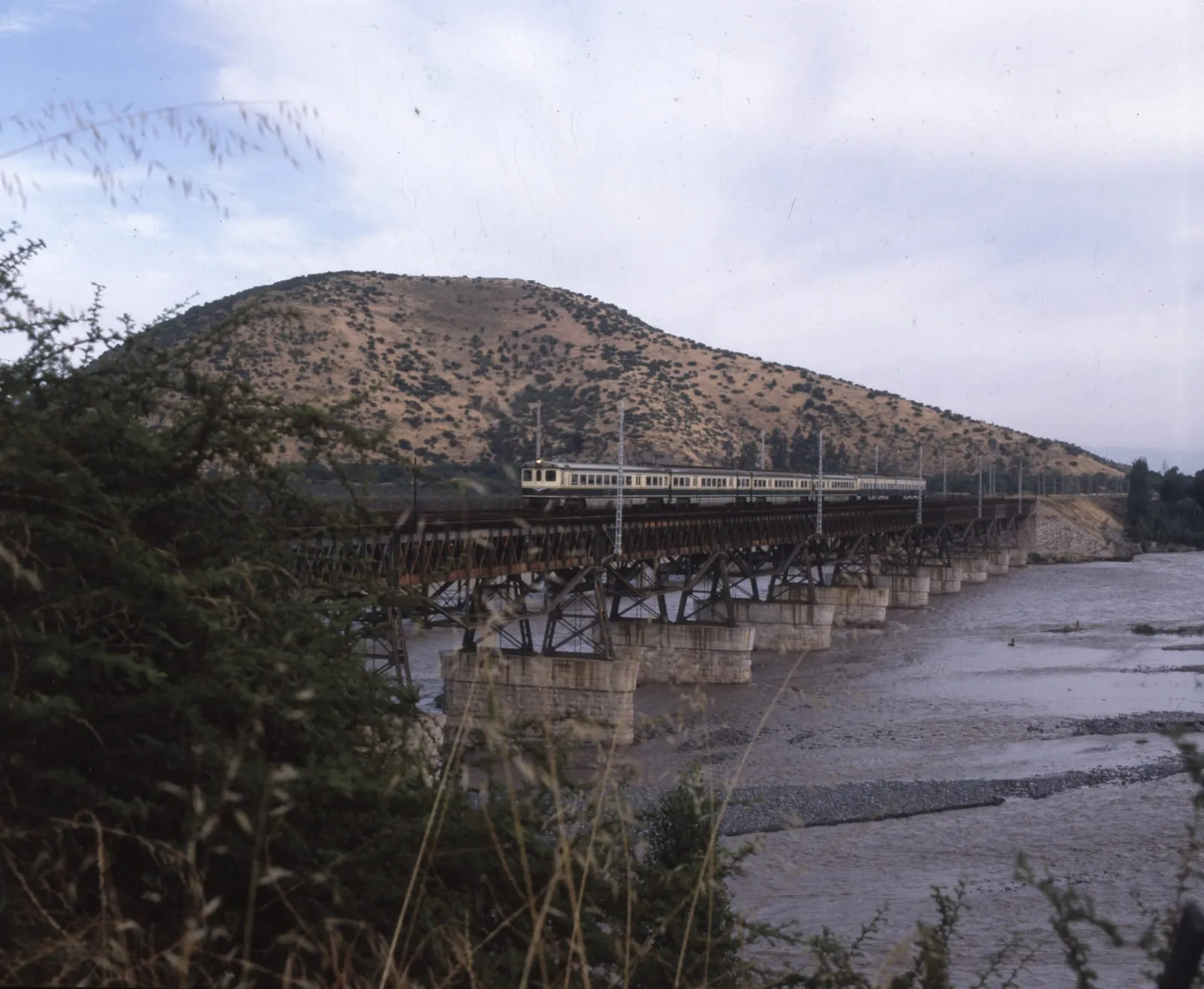 Puente ferroviario sobre río Maipo en 1980