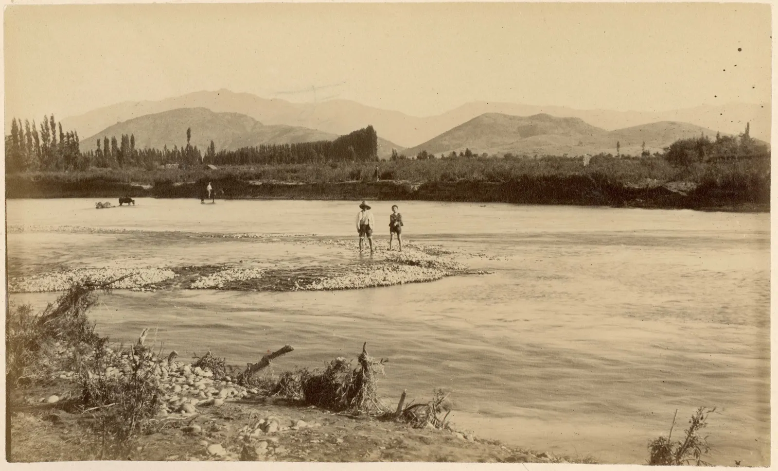 Personas en un río, zona central, 1888