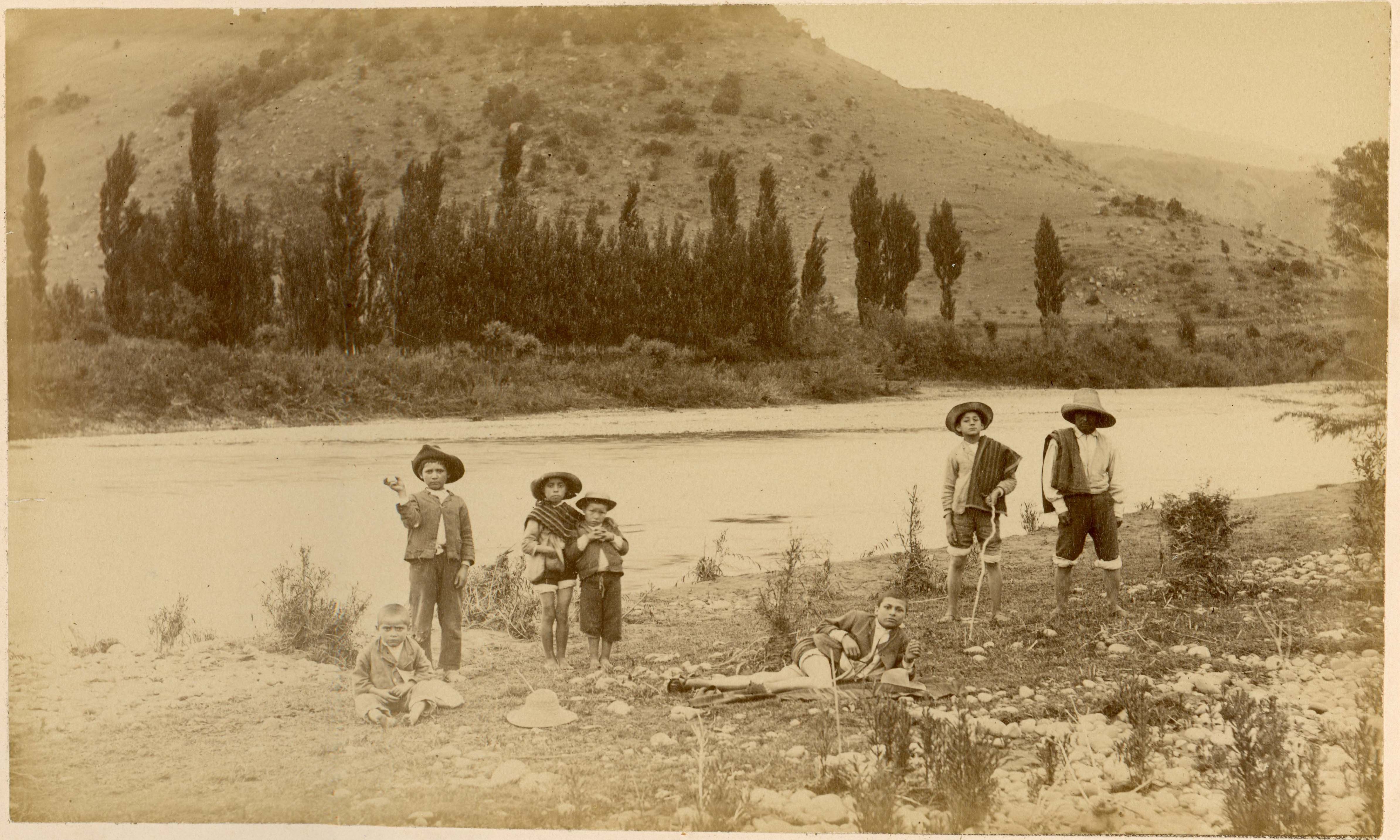 Niños a orillas de un río, zona central, 1888