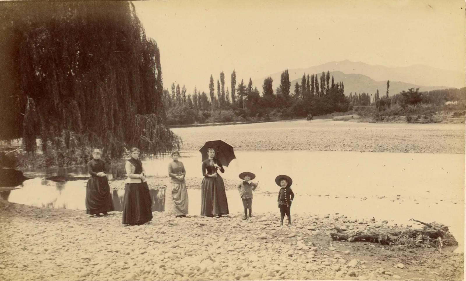 Mujeres y niños a la orilla de un río, 1888