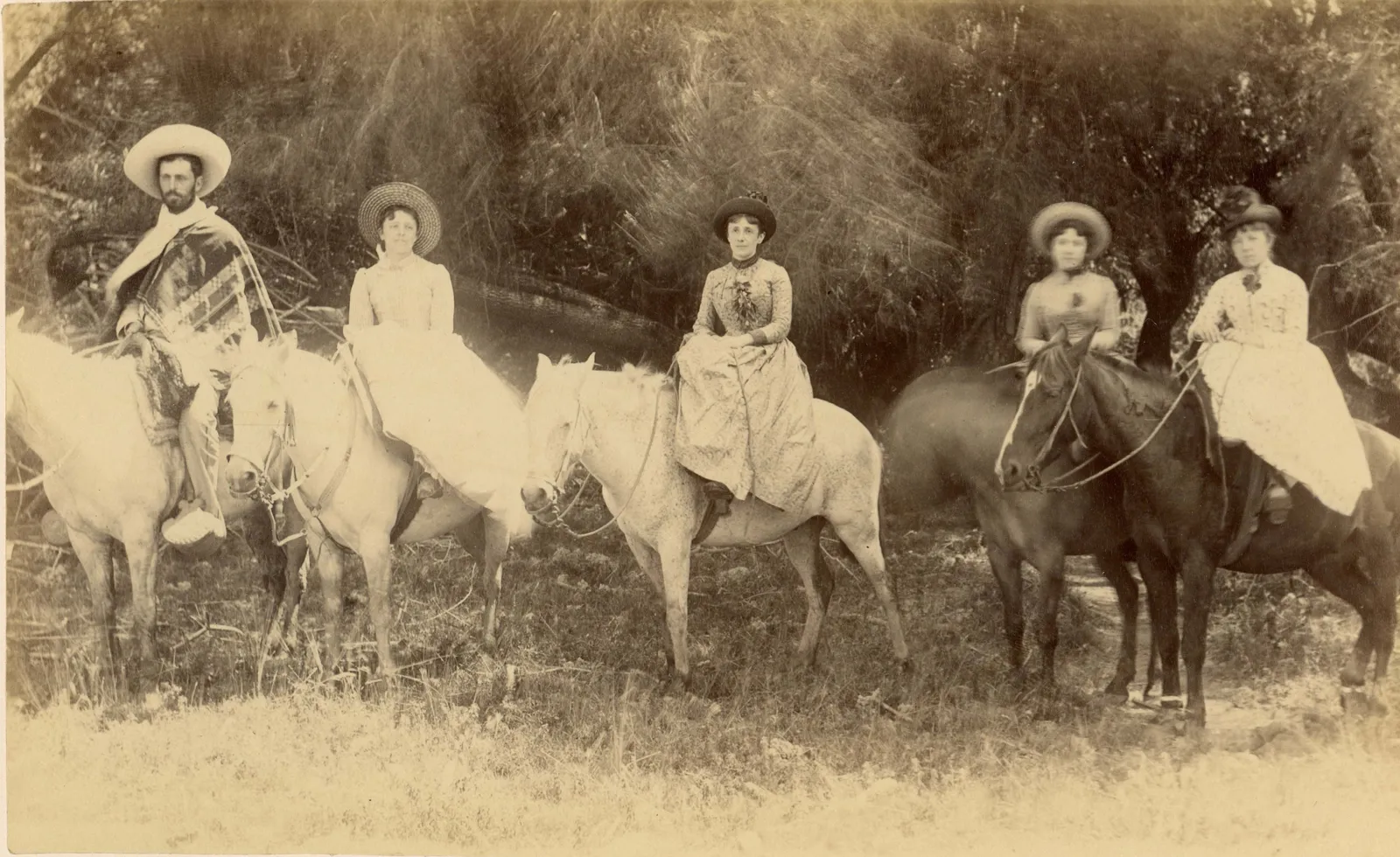 Personas a caballo, zona central, 1888