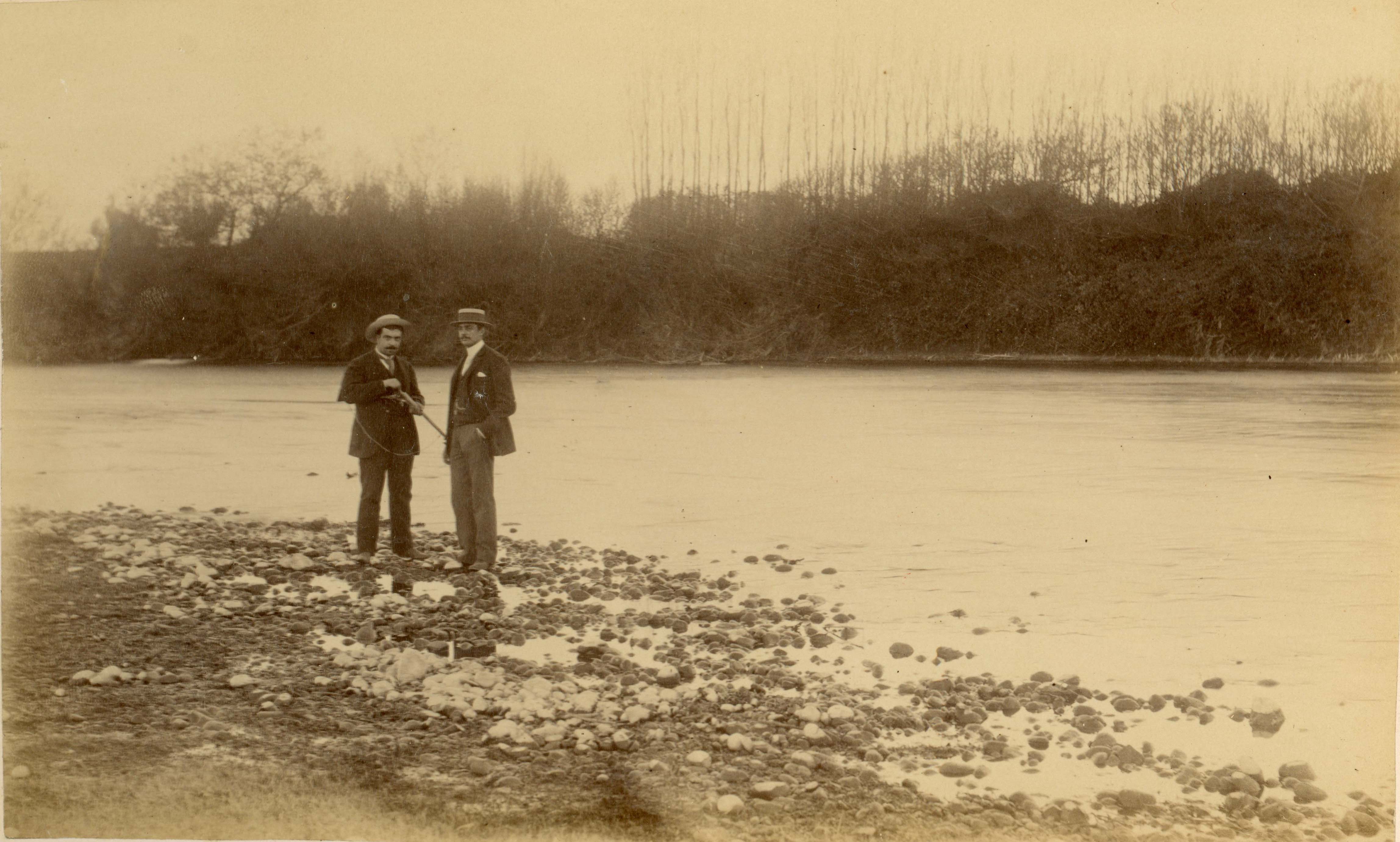 Hombres a la orilla de un río, zona central, 1888