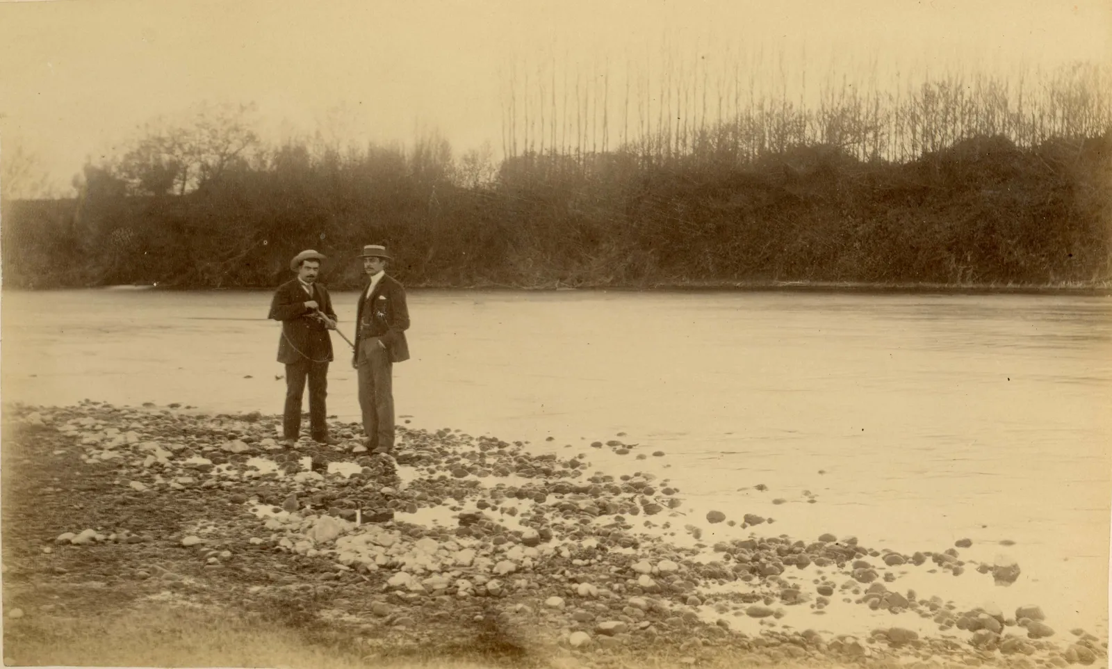 Hombres a la orilla de un río, zona central, 1888