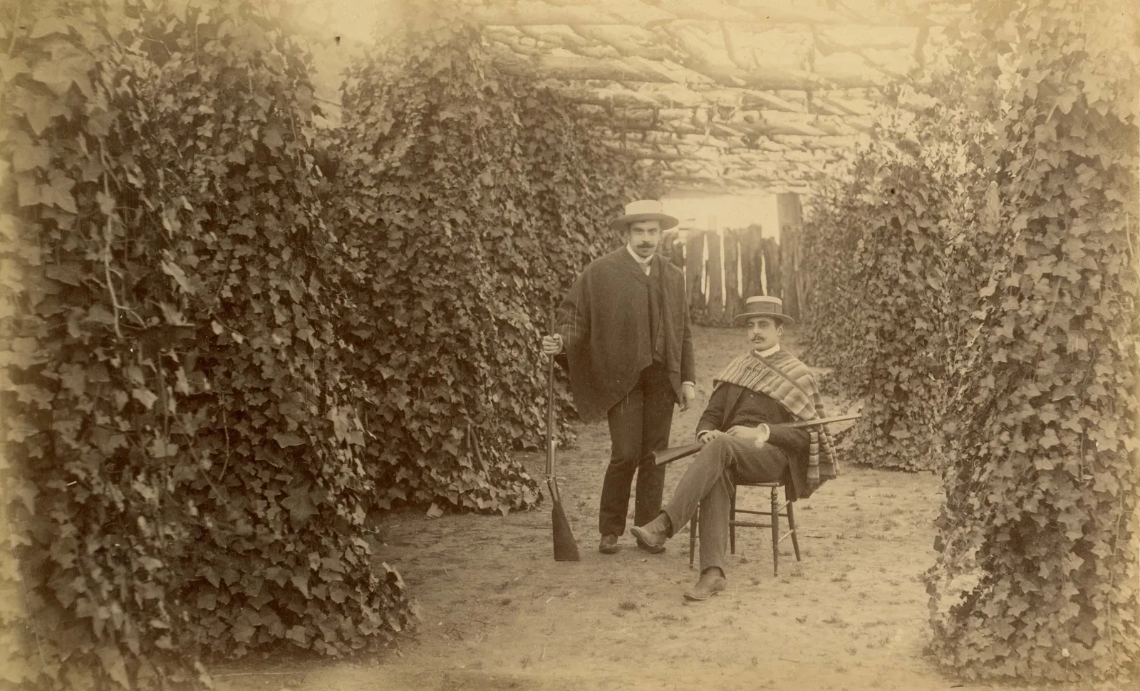 Dos hombres con armas, zona central, 1888