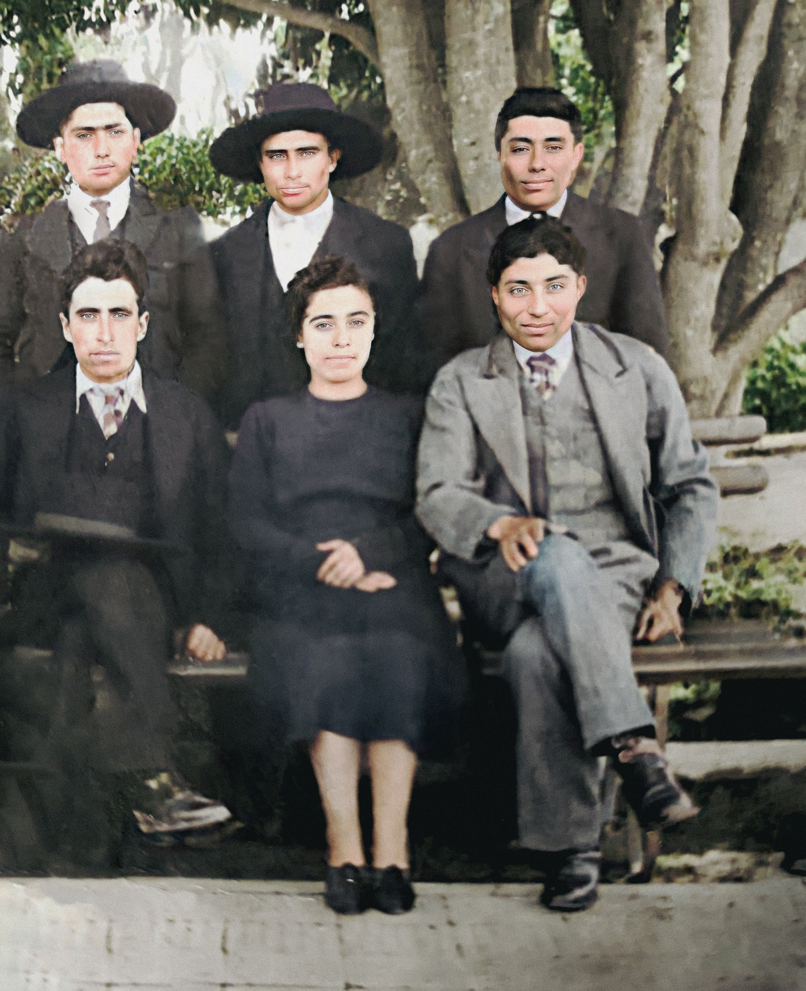 Posando en Plaza de Constitución, Maule ca. 1945