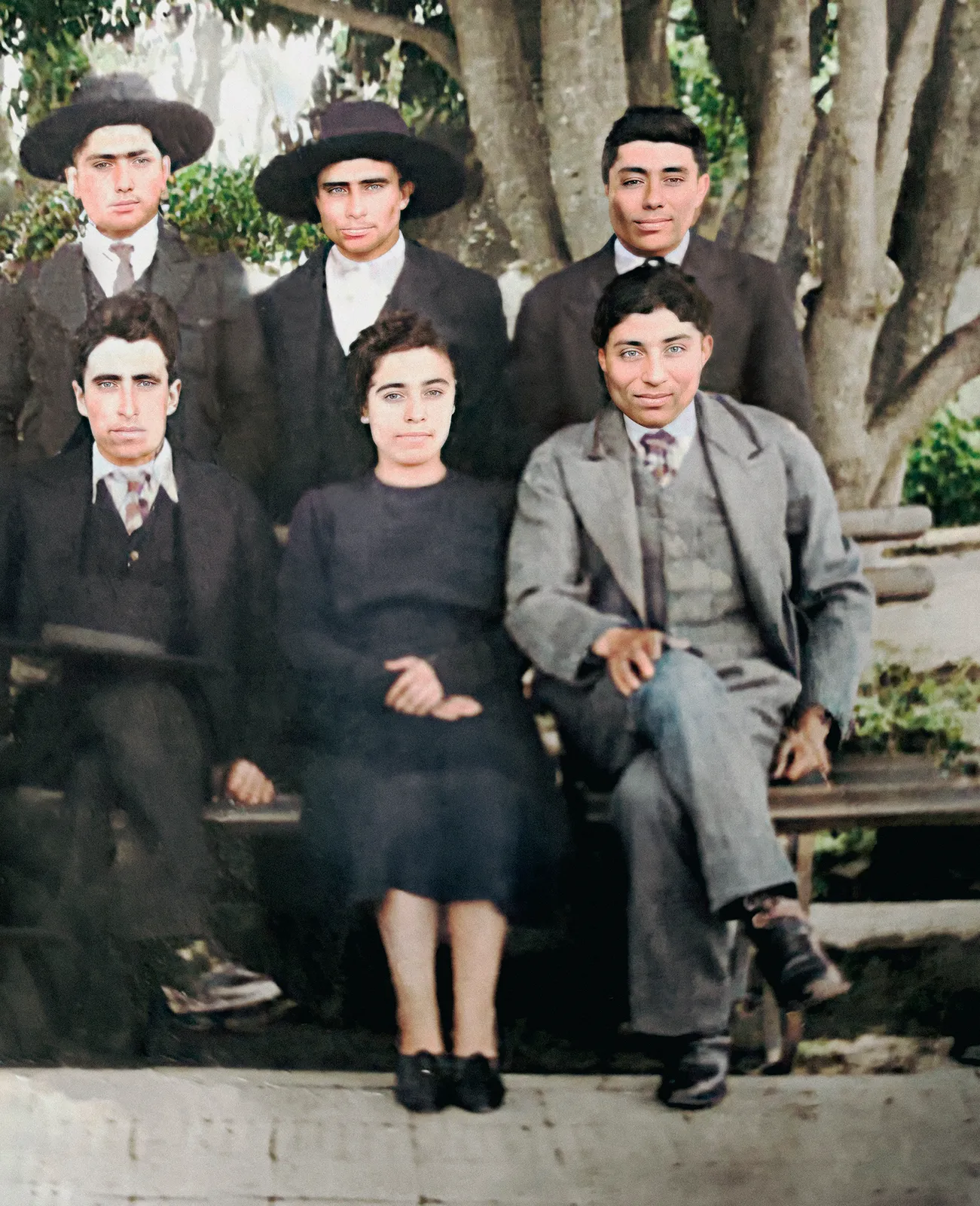 Posando en Plaza de Constitución, Maule ca. 1945