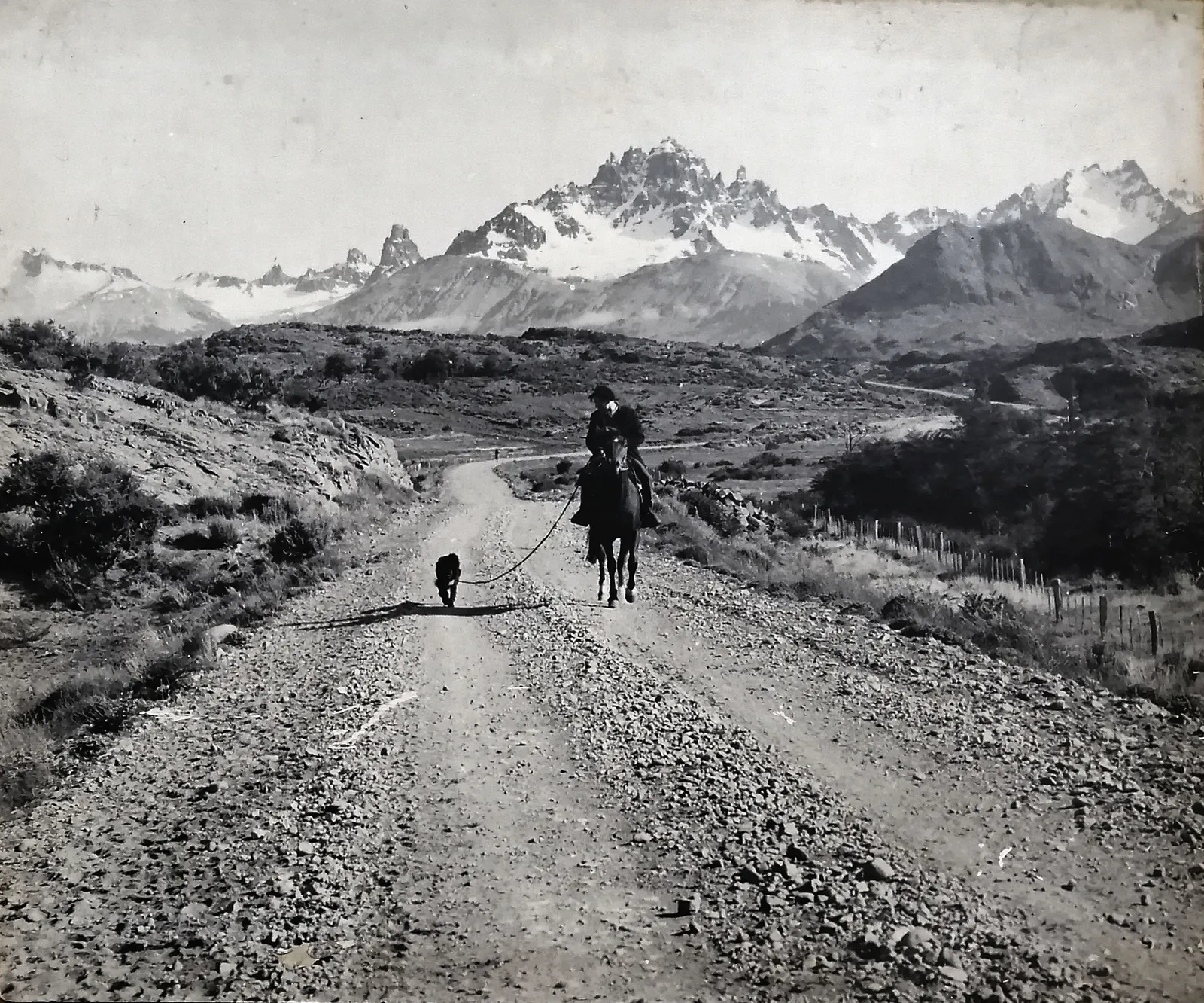 Camino a Puerto Ibañez - fondo cerro Castillo en 1970