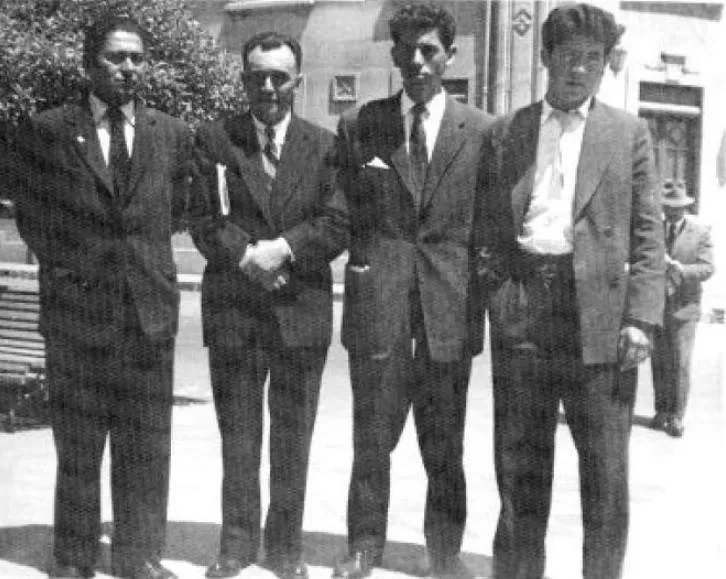 Poeta Óscar Hahn en la Plaza de Armas de Rancagua en 1958