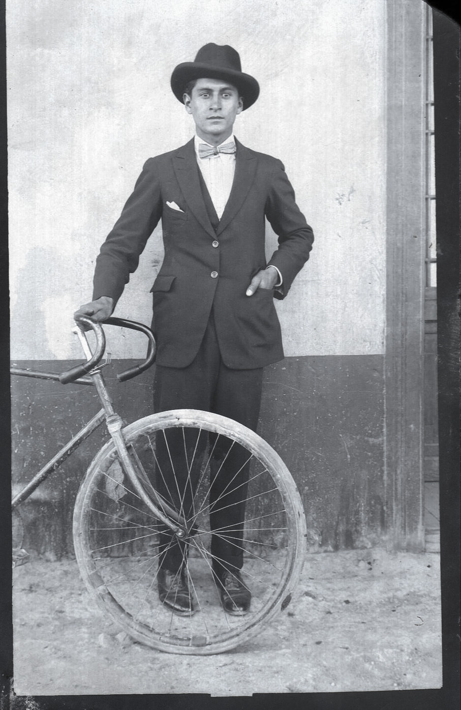 Hombre posando con bicicleta en 1928