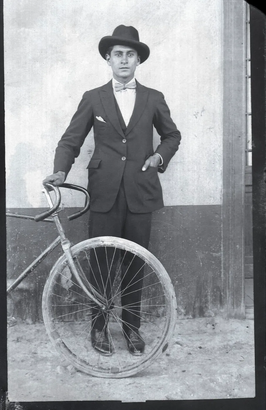 Hombre posando con bicicleta en 1928