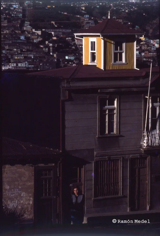 Mujer en la puerta de su casa en Valparaíso, año 1980