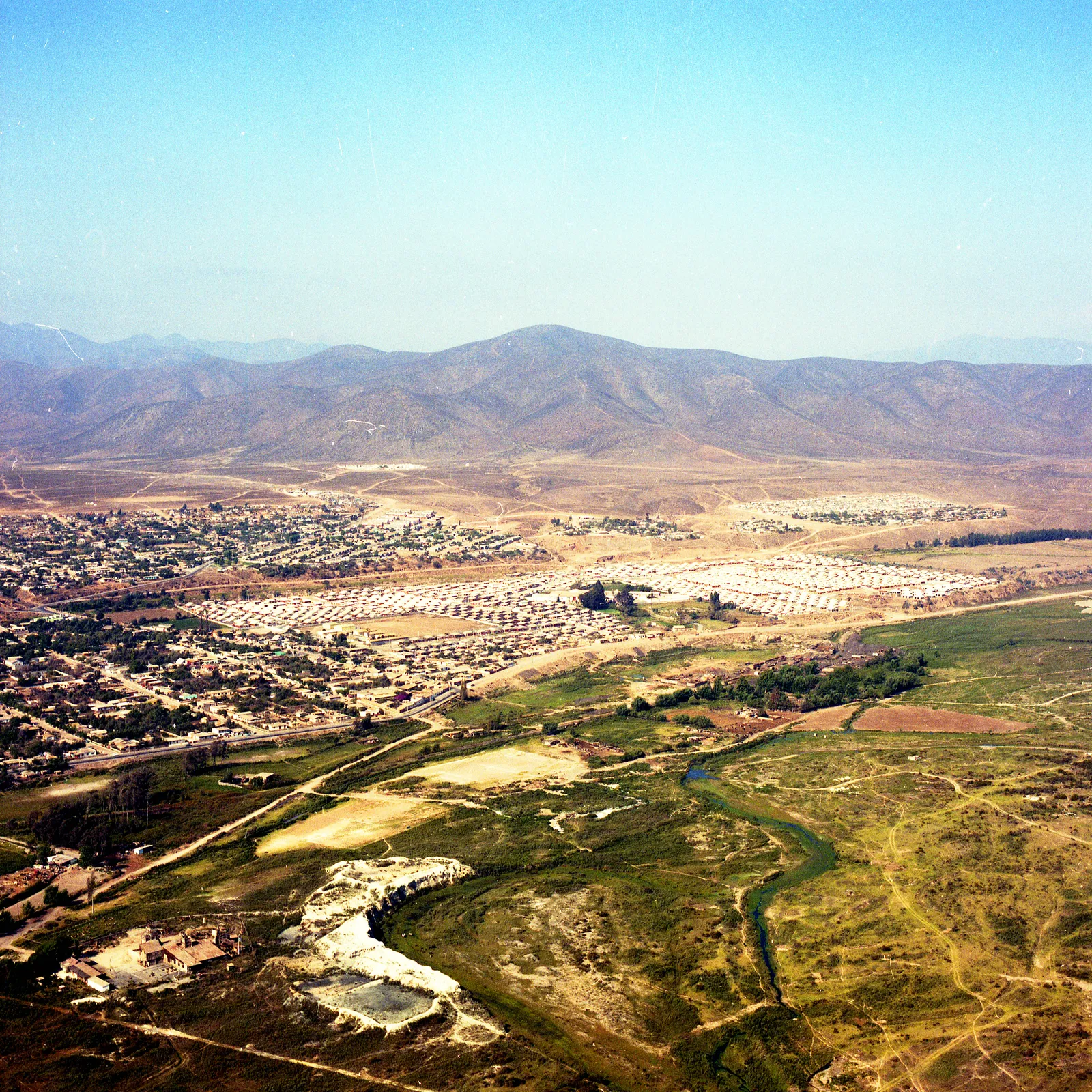 Vista aérea del sector de Compañía Alta, La Serena, 1998