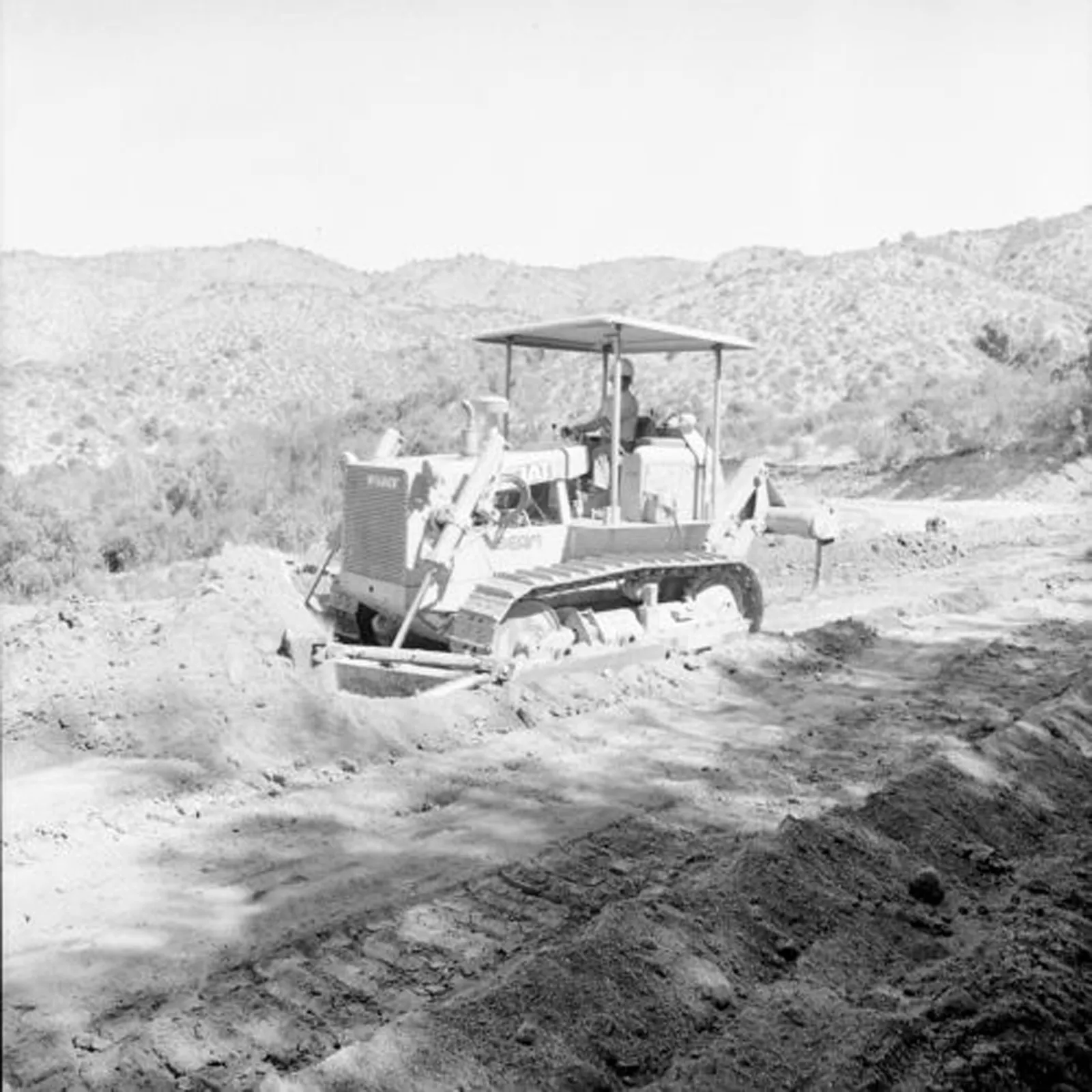 Bulldozer en la construcción de un camino, 1975