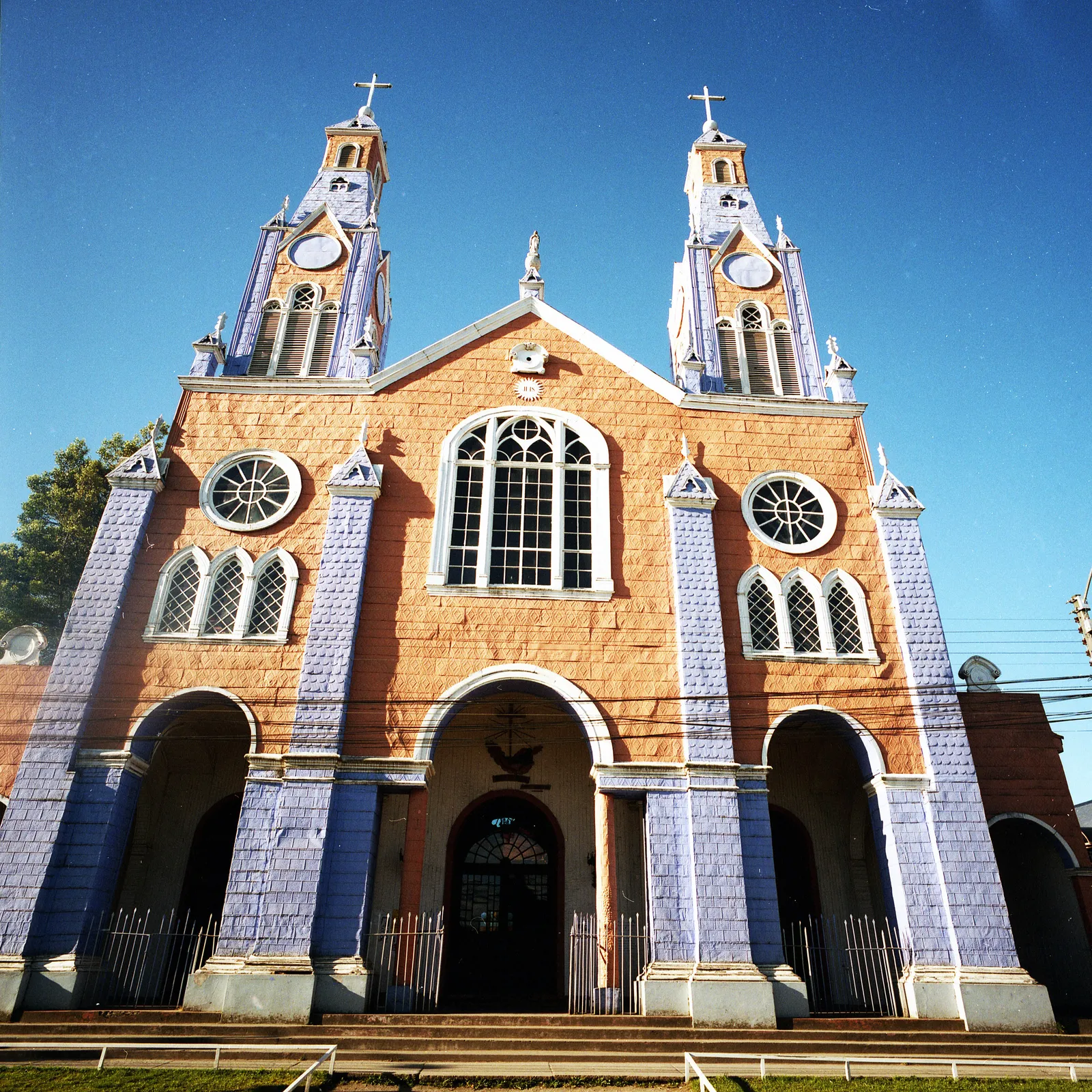 Fachada de la iglesia San Francisco de Castro