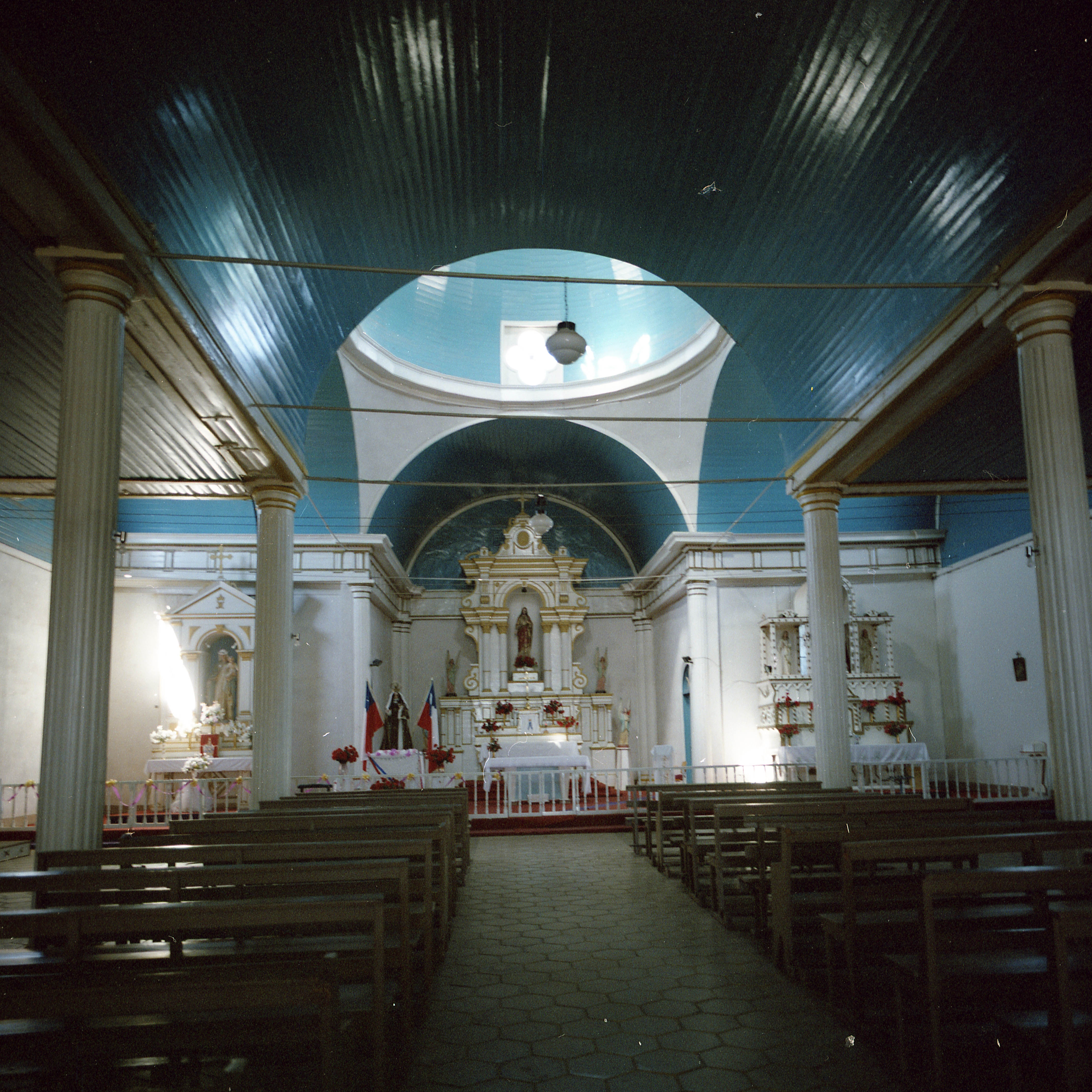 Interior de la iglesia San Andrés de Pica, 1993
