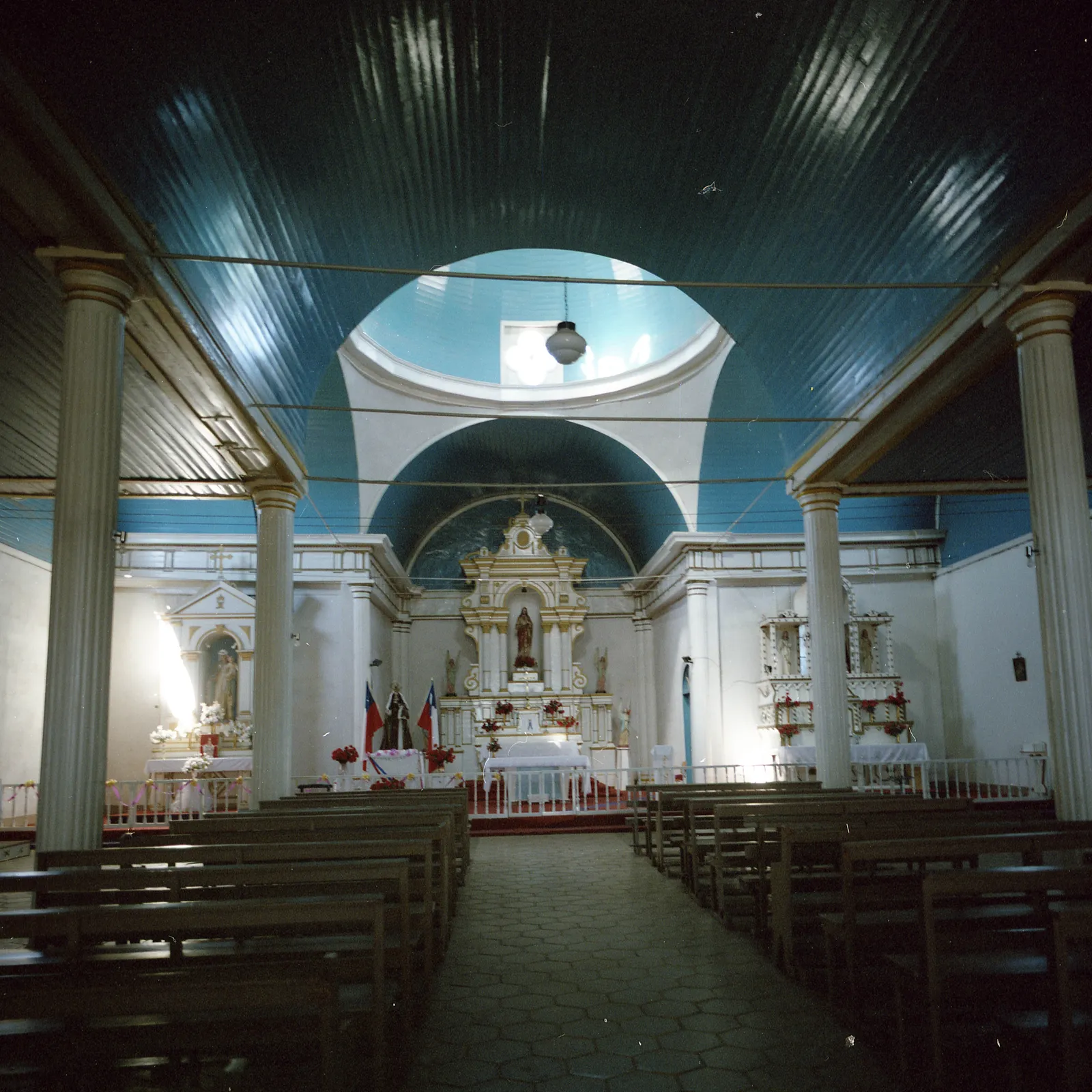 Interior de la iglesia San Andrés de Pica, 1993