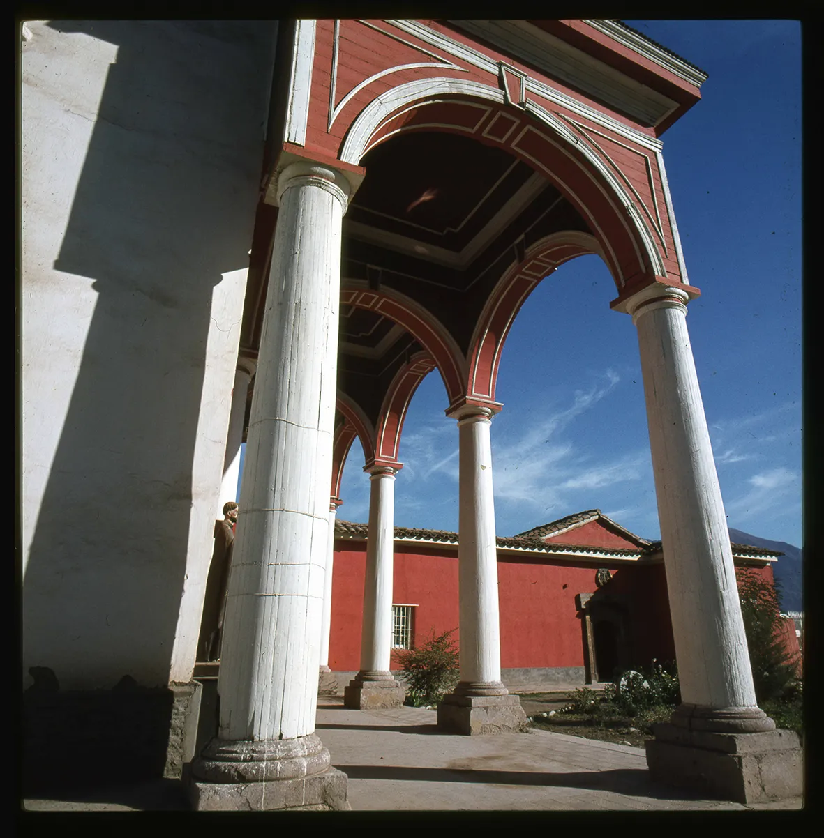 Atrio y pilares de la Parroquia San Francisco de Asís de Curimón, Región de Valparaíso, Chile, 1950 - 1965