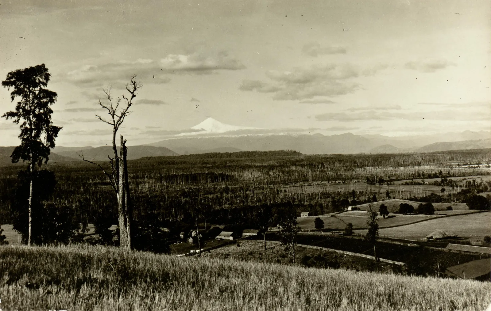 Vista del Volcán Villarrica, Panguipulli y Correltué, 1929
