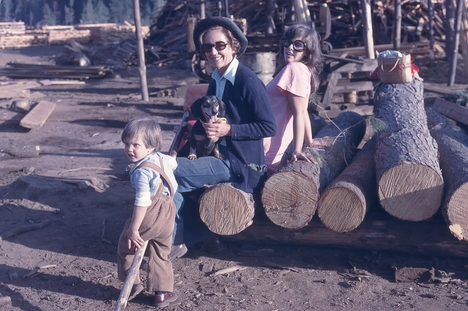 Mujeres y niño en aserradero, 1975