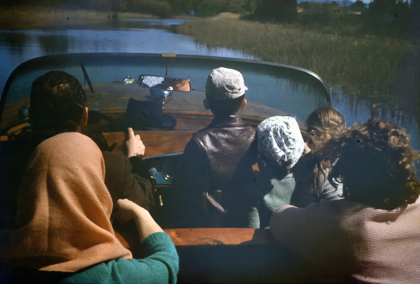 Lancha por humedales de Valdivia, 1960