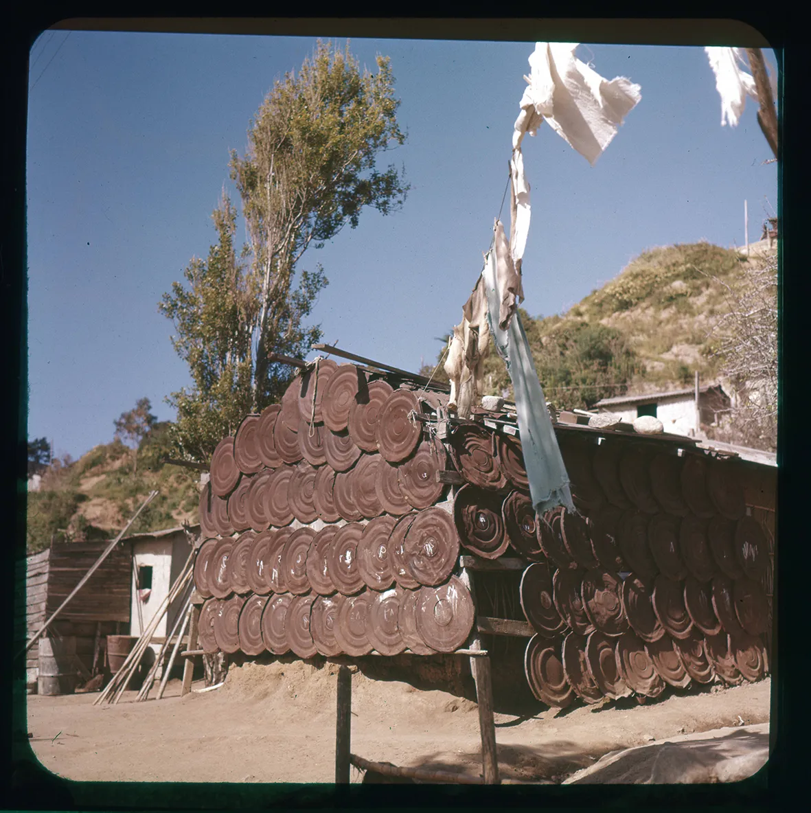 Casa forrada con discos de lata oxidada, Quintay, Región de Valparaíso, Chile, 1950 - 1965