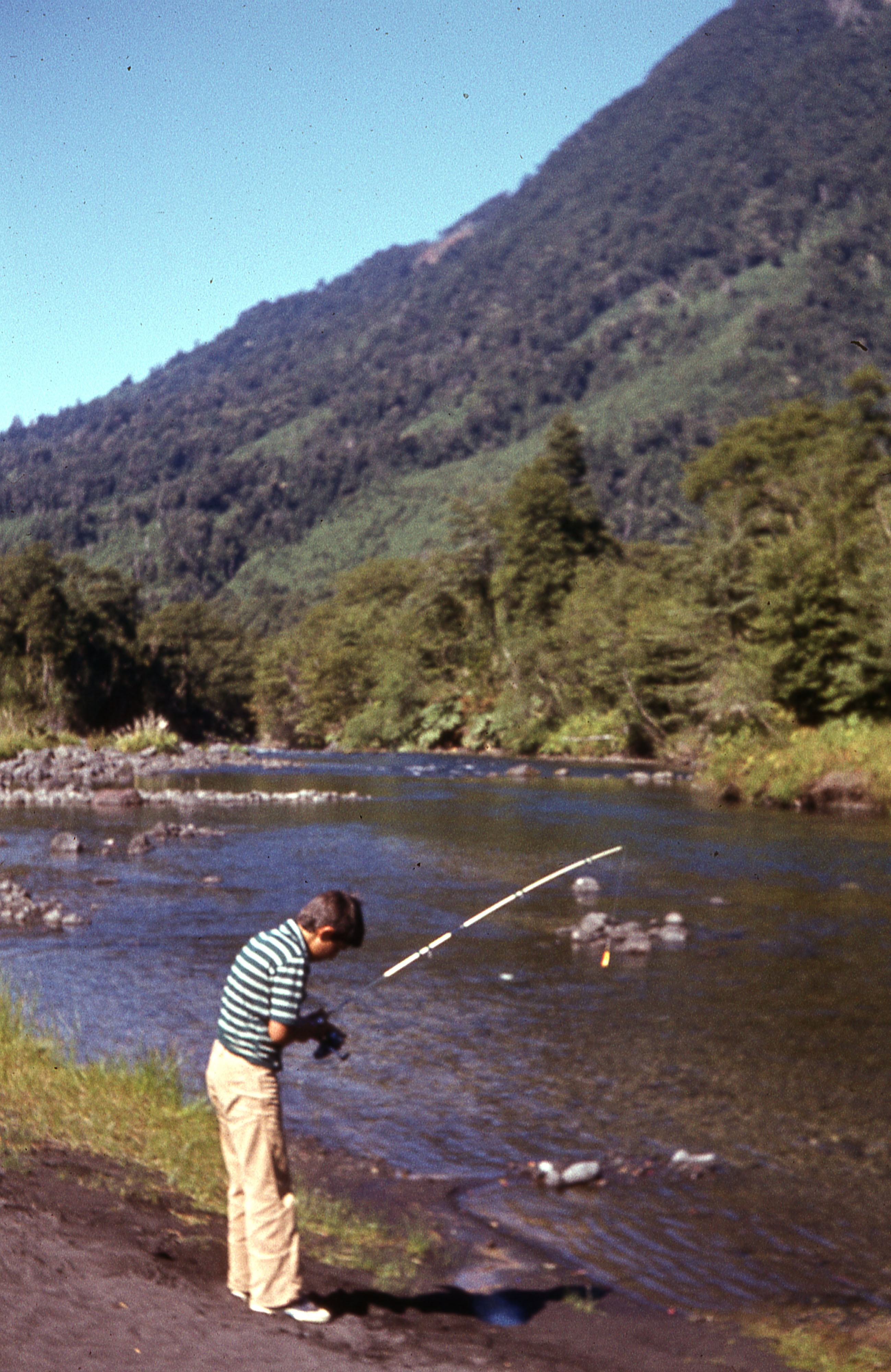 Hombre pescando en un río, ca. 1975