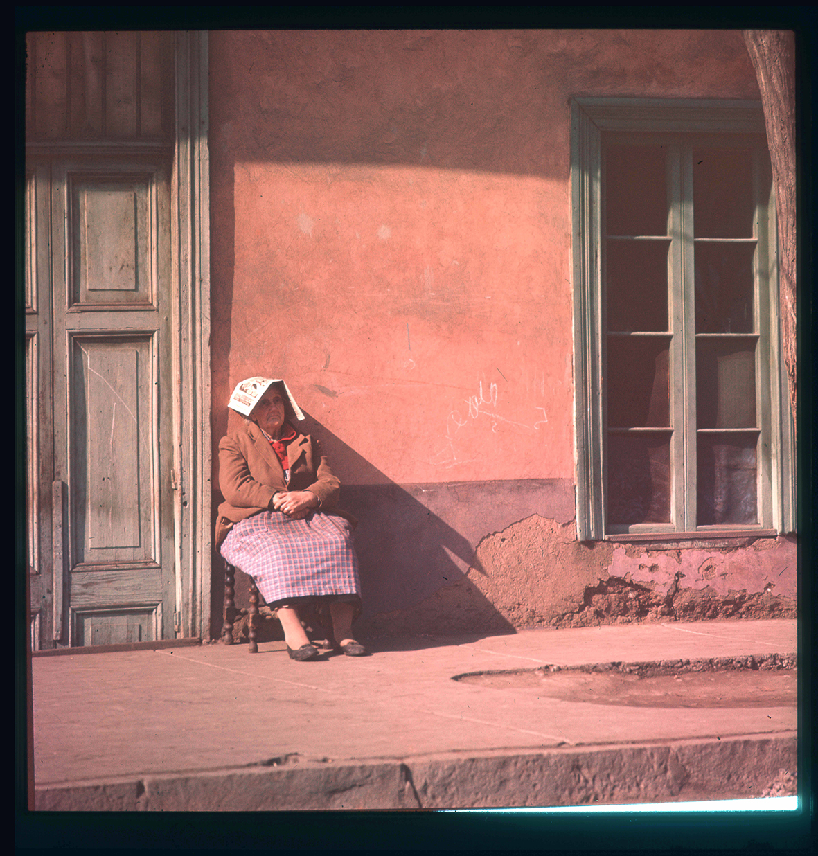 Mujer sentada afuera de una casa, Chile, 1950 - 1965