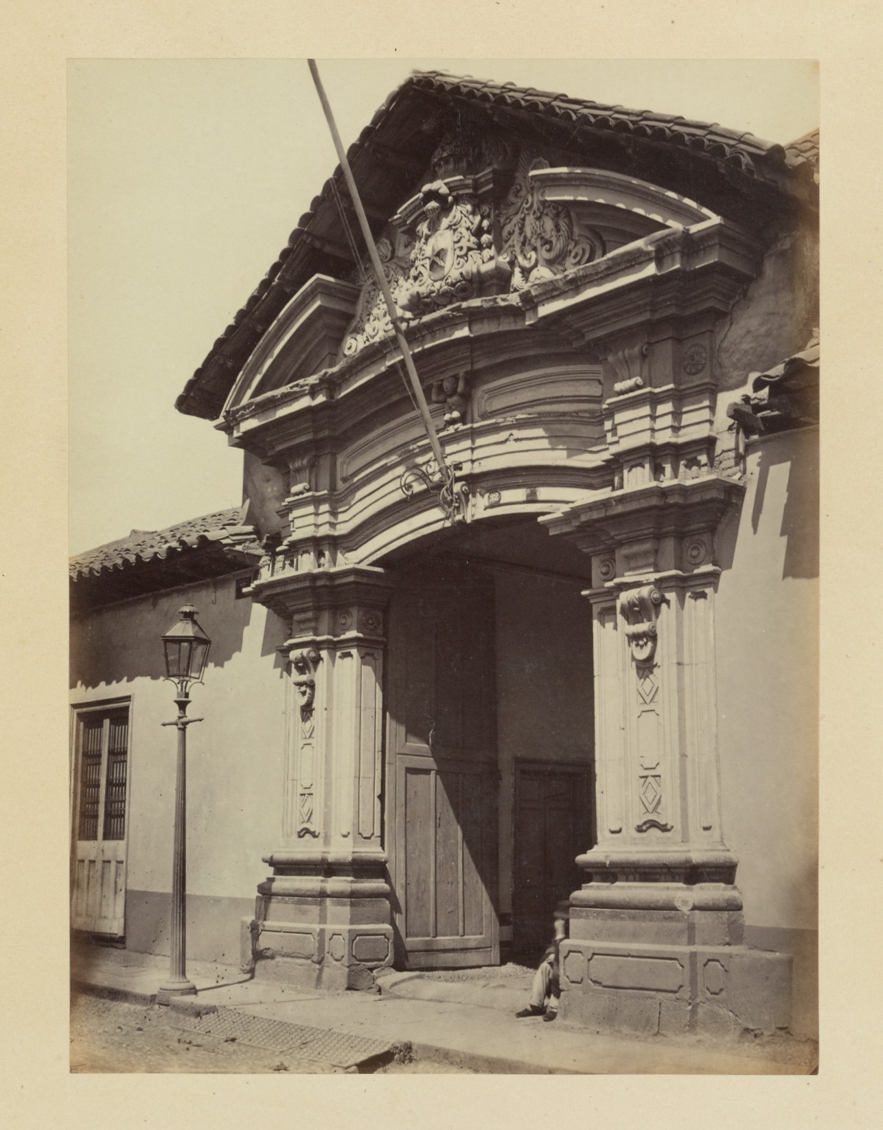 Puerta con ornamentos de piedra de la época colonial, Santiago, 1868
