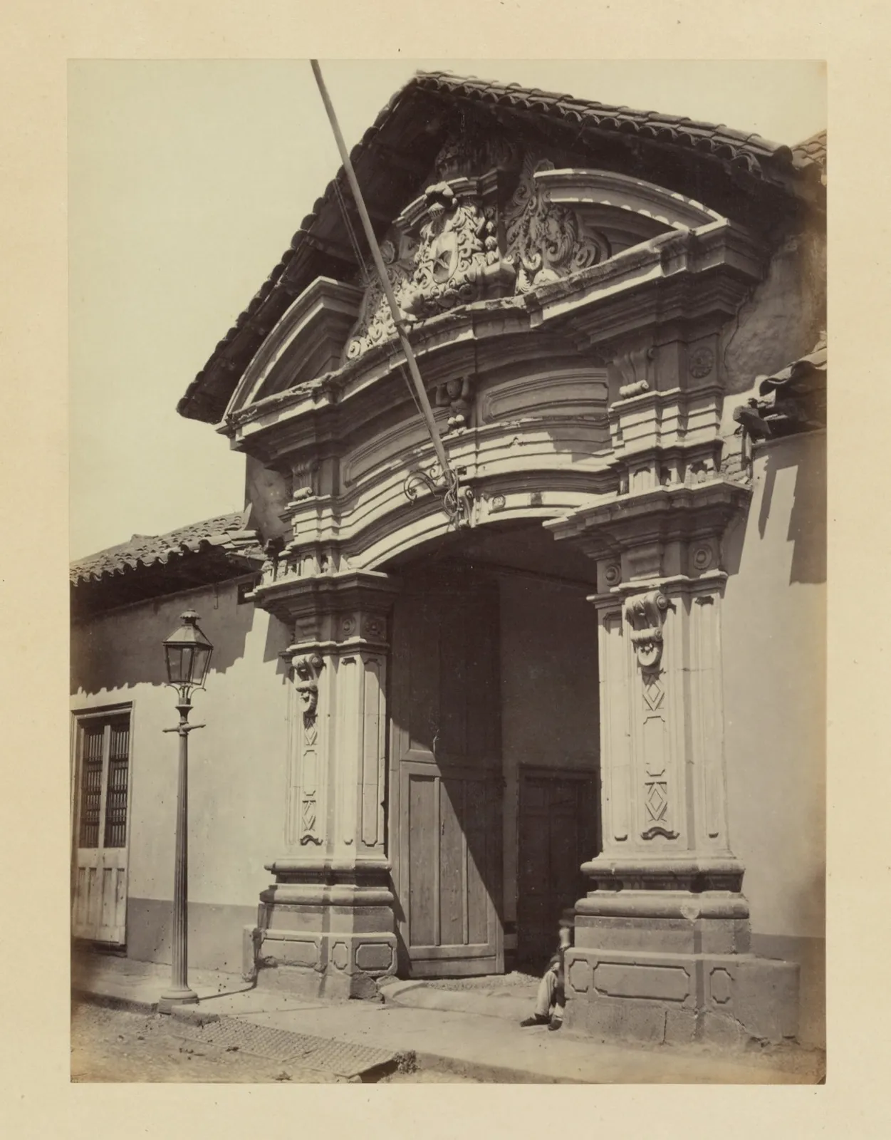 Puerta con ornamentos de piedra de la época colonial, Santiago, 1868