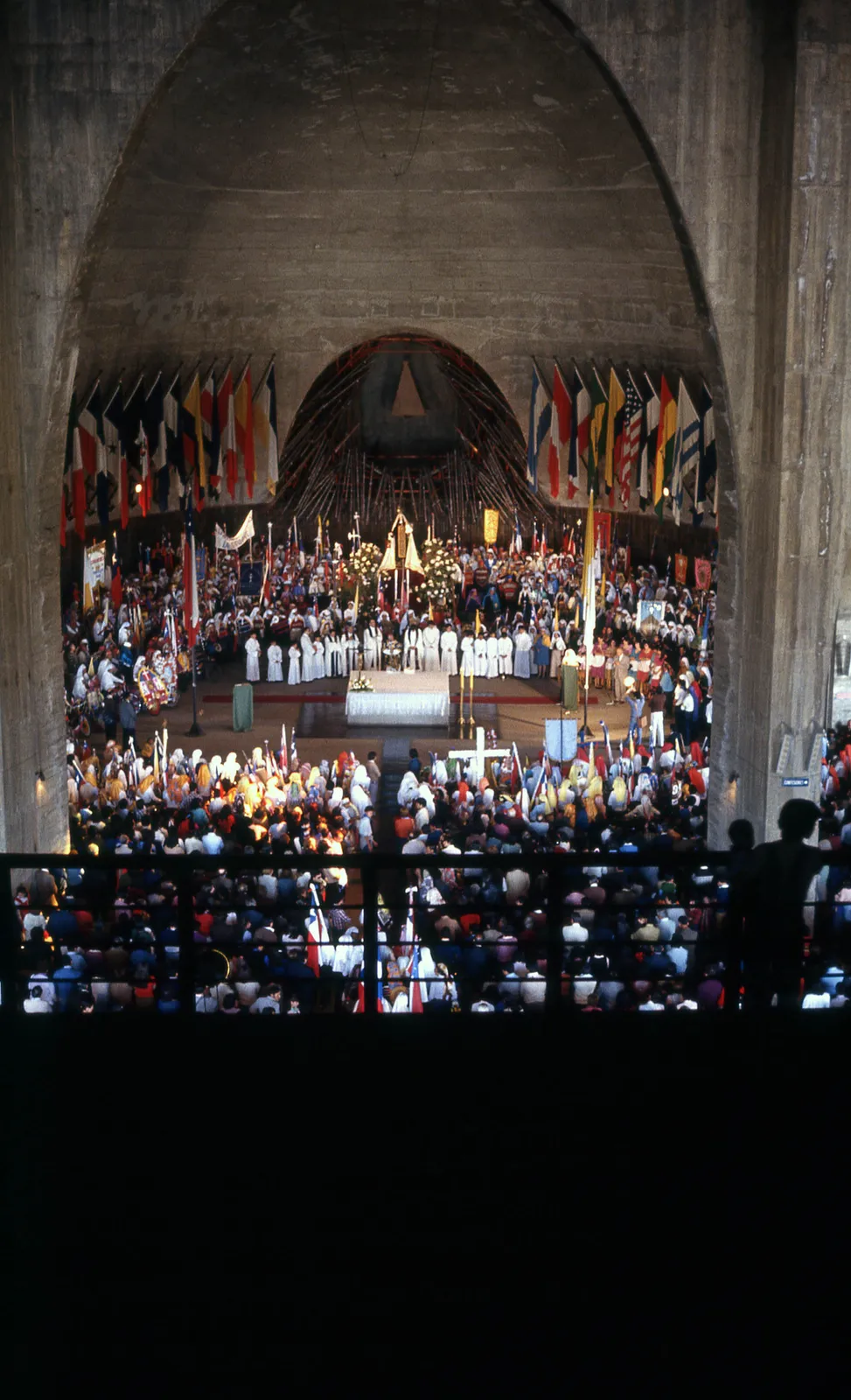 Interior del Templo Votivo de Maipú, 1983
