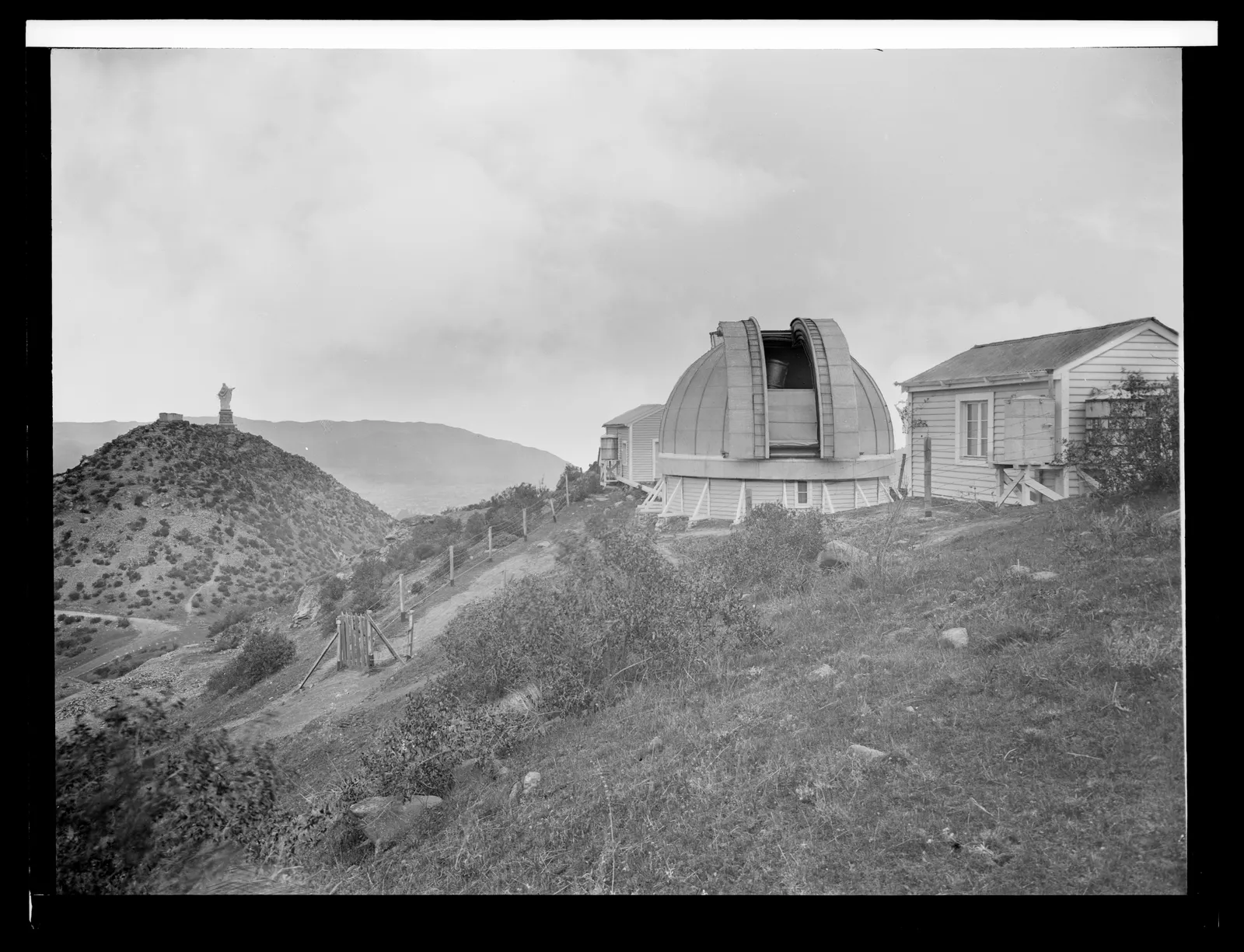 Vista del Observatorio Mills y la Virgen del Cerro San Cristóbal, 1922