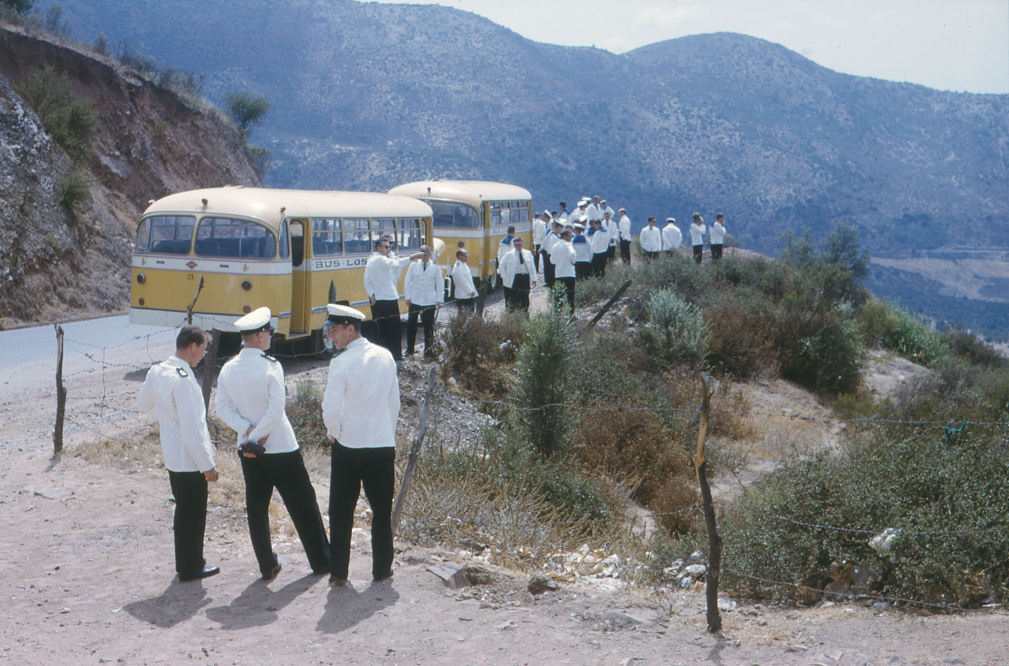 Marinos suecos en una Cuesta entre Valparaíso y Santiago, 1965