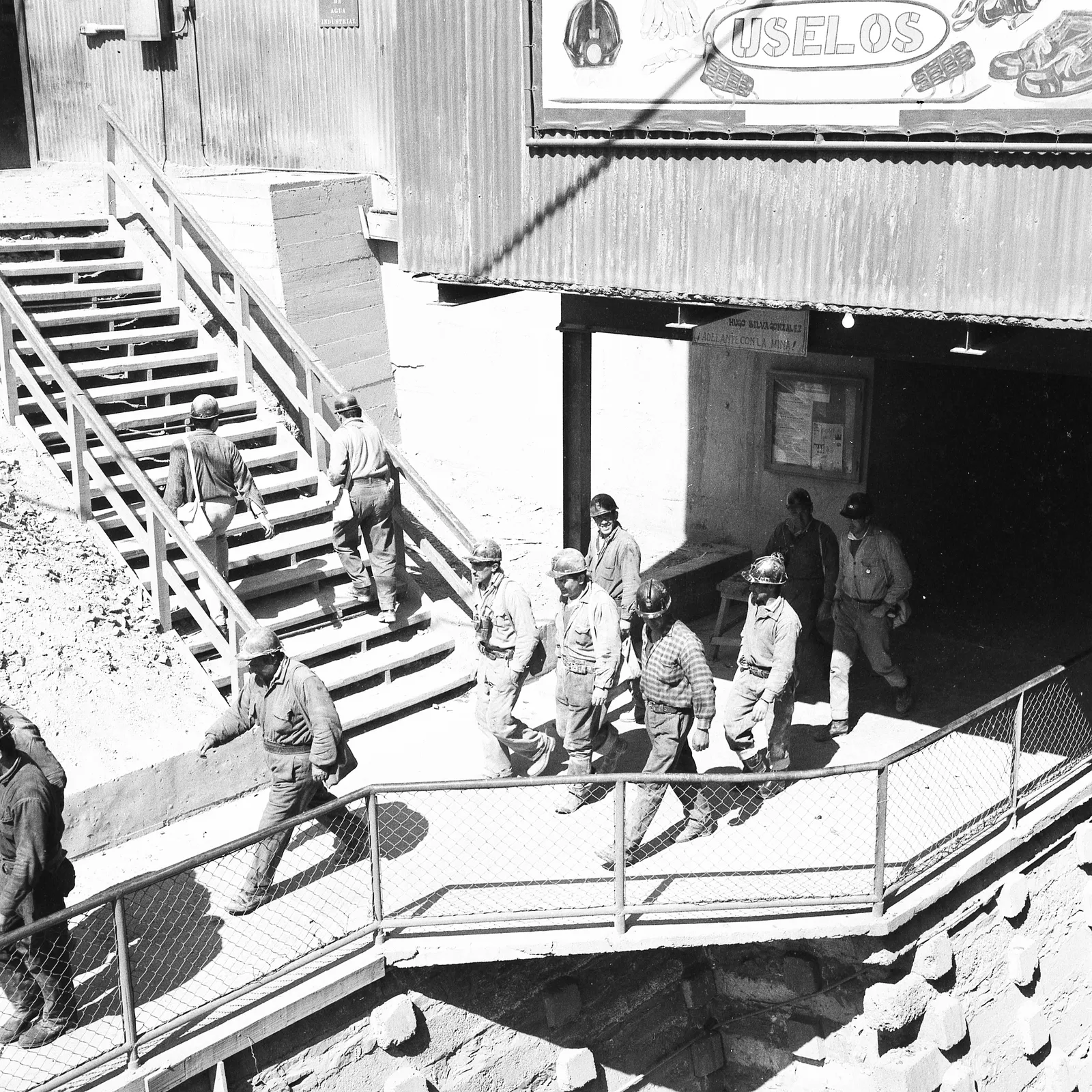 Mineros en el poblado de Sewell, 1979