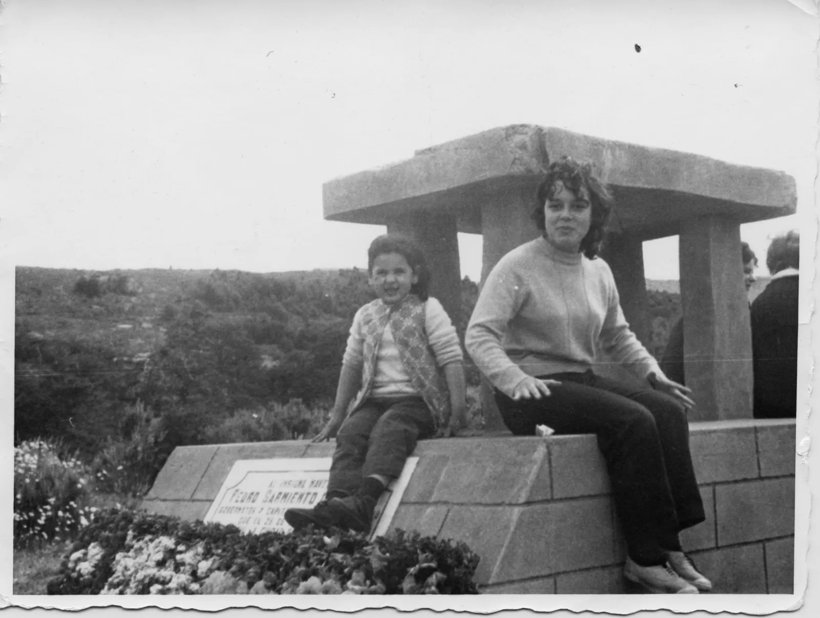 Mujer y niña en el dolmen de Rey Don Felipe, ca. 1975