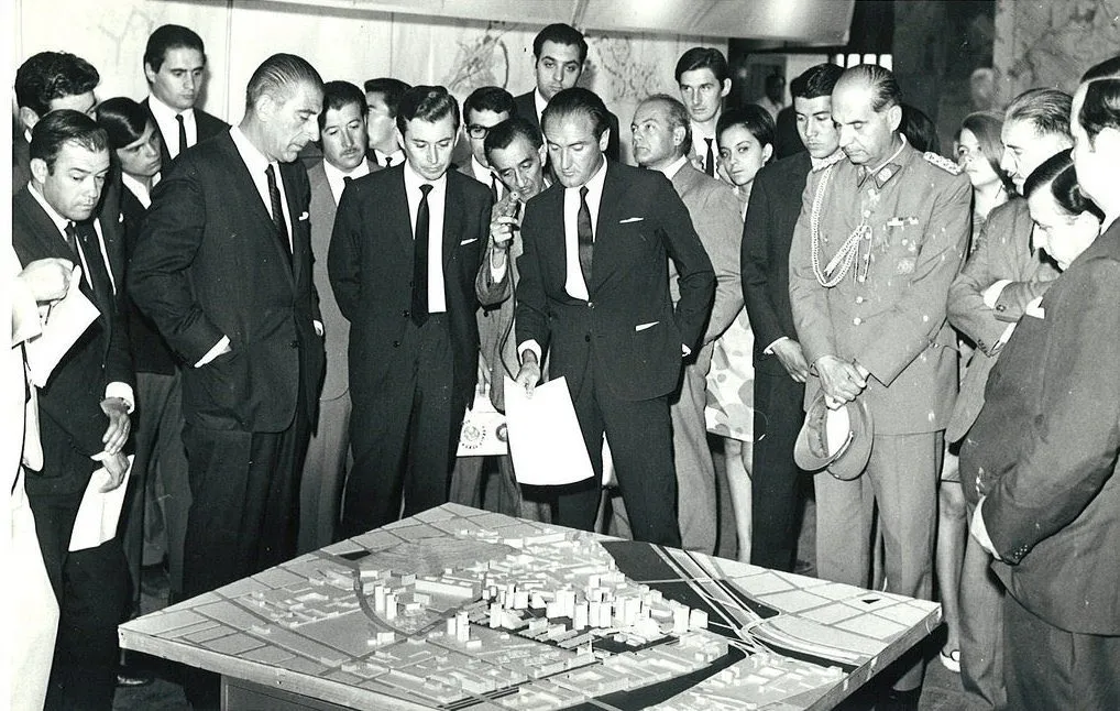 Contamplando la ciudad, 1968