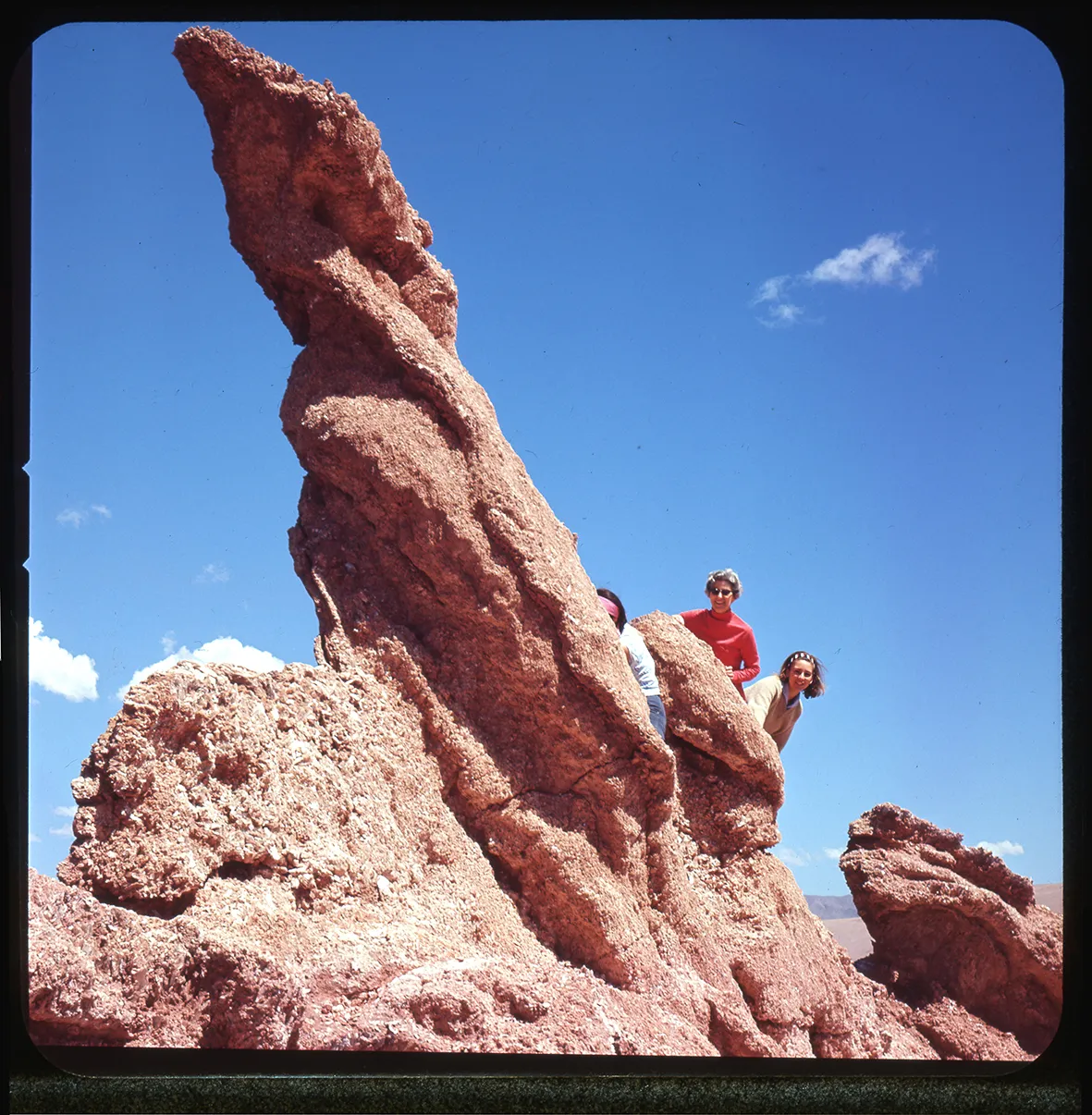 Otra vista de las figuras geológicas naturales de granito y sal conocidas como "Las Tres Marías" o "Los Vigilantes", Región de Atacama, Chile, 1950 - 1965
