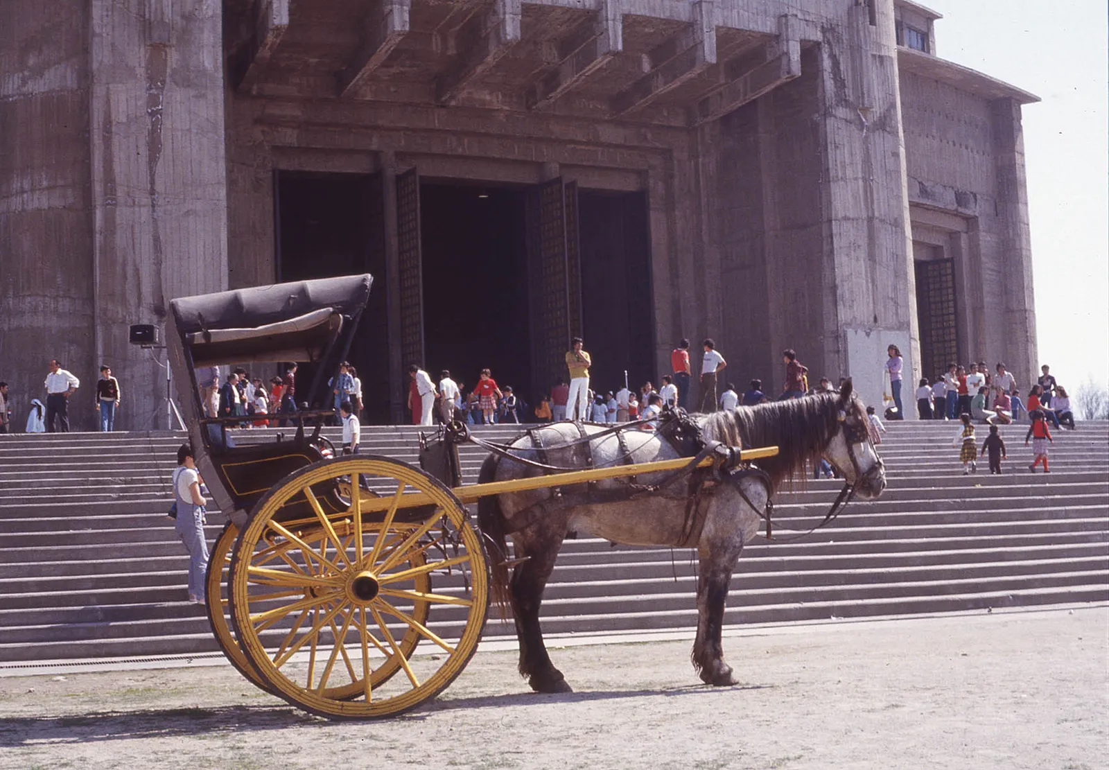 Carroza frente al Templo Votivo de Maipú, 1983