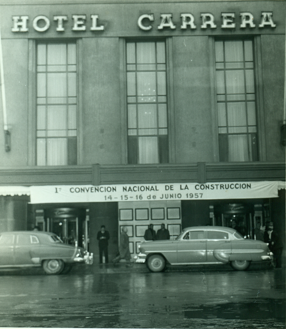 Fachada del Hotel Carrera durante la Primera Convención Nacional de la Construcción, 1957