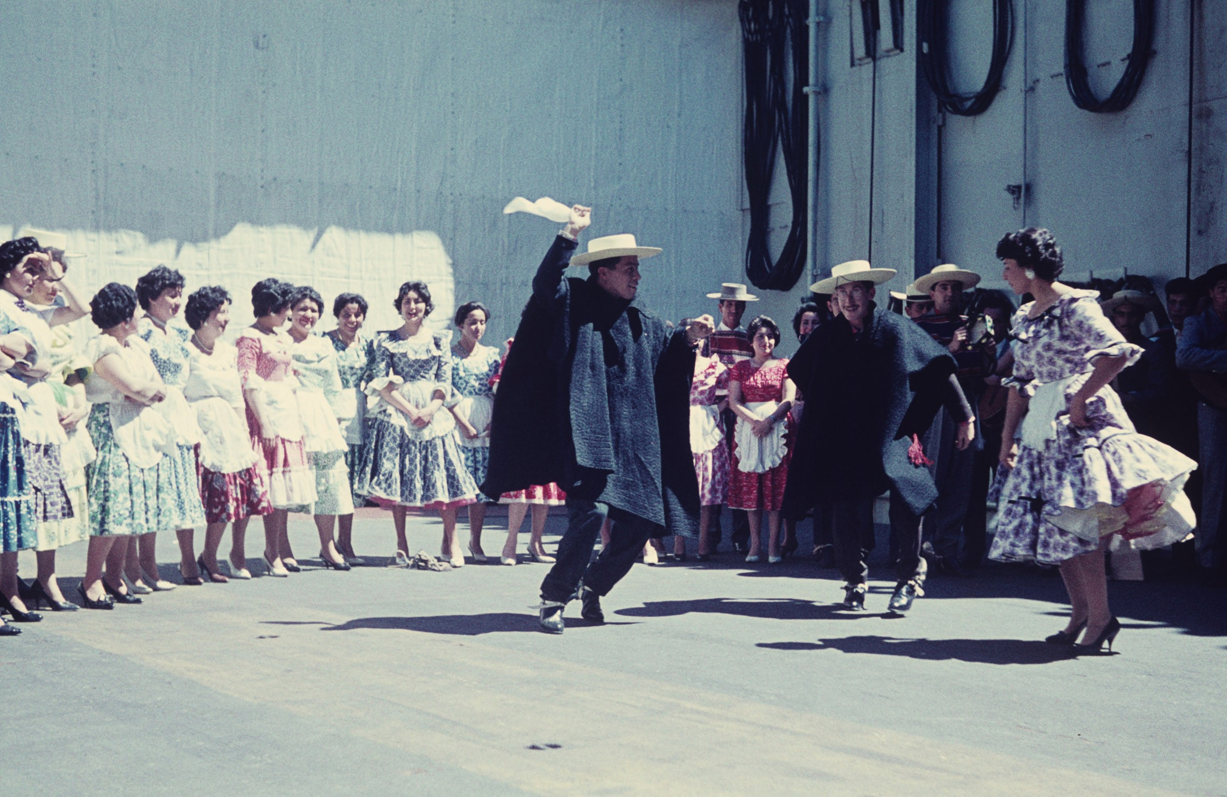 Baile folklórico en el HNLMS Karel Doorman en Valparaíso, Noviembre de 1960