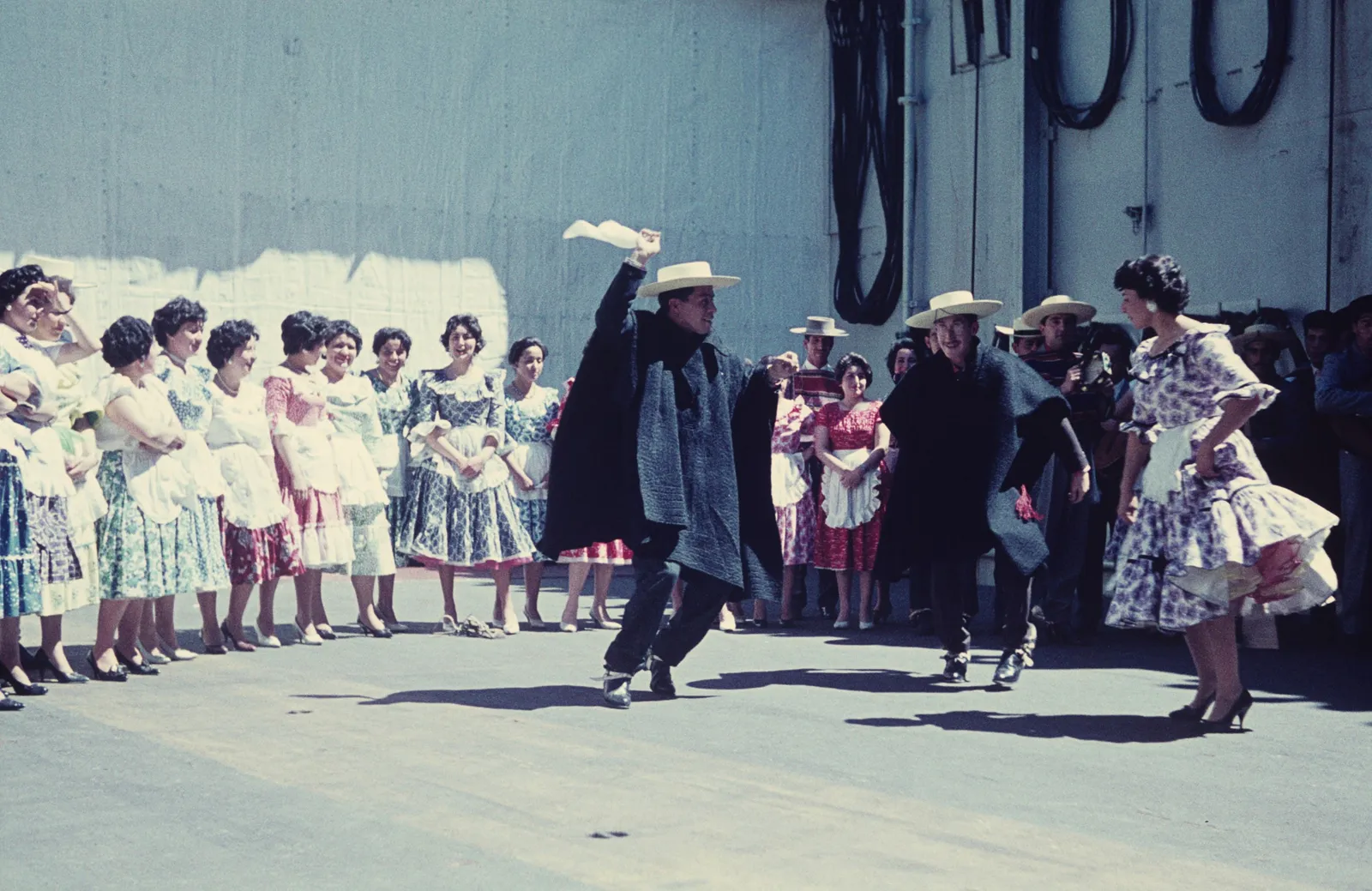 Baile folklórico en el HNLMS Karel Doorman en Valparaíso, Noviembre de 1960