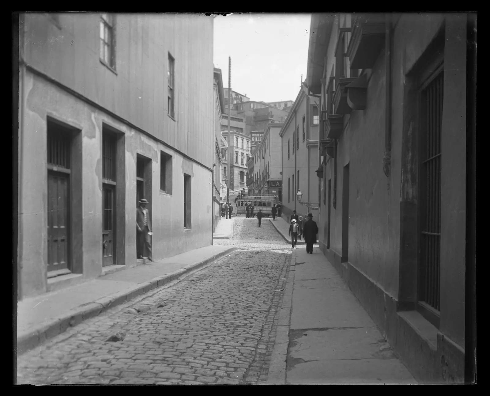 Calle empedrada de Valparaíso, ca. 1903