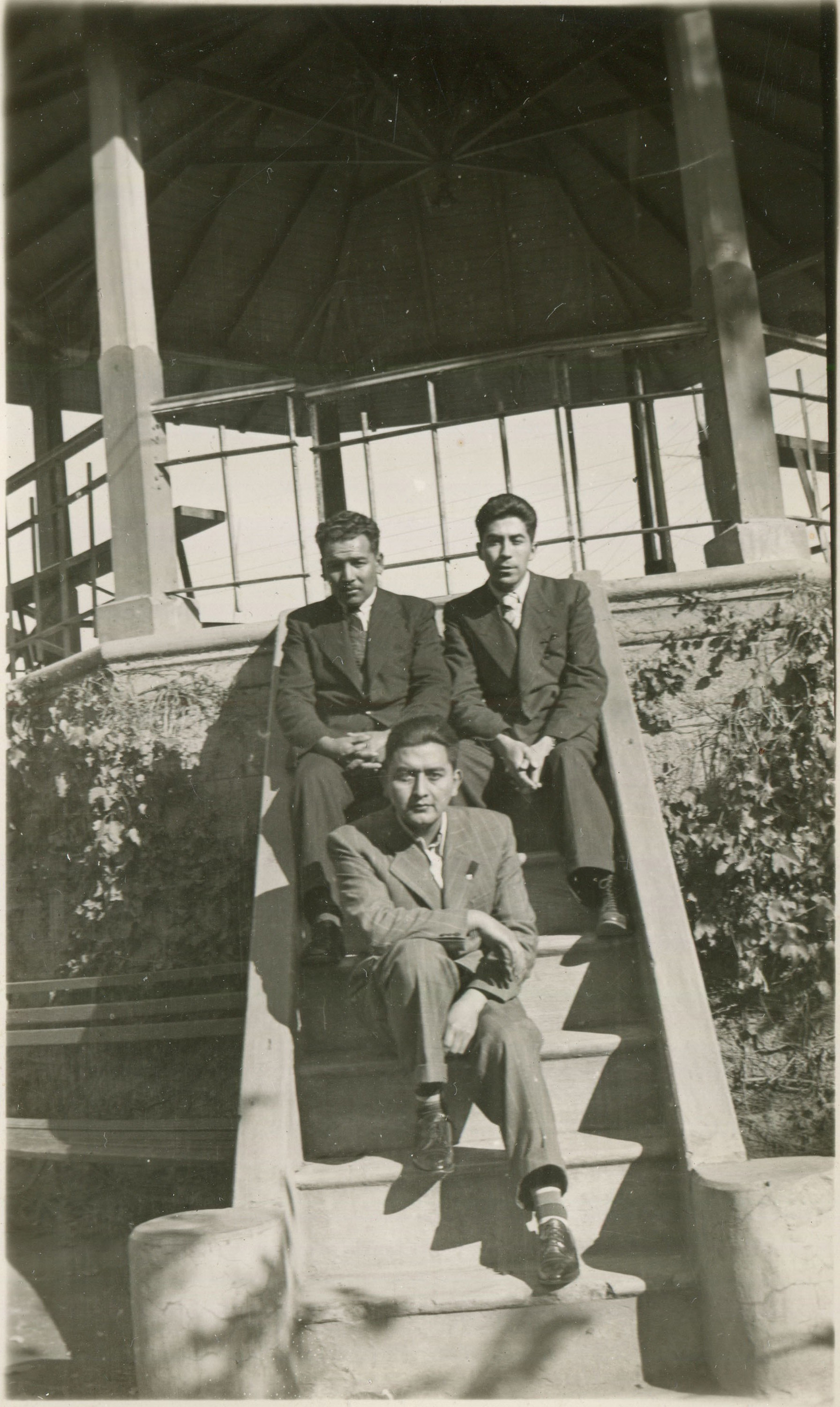 Tres hombres en una Pérgola, ca. 1965