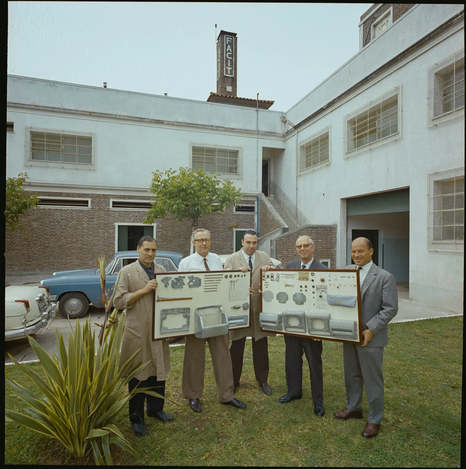 Hombres frente a fábrica Facit Odhner Chile, 1964