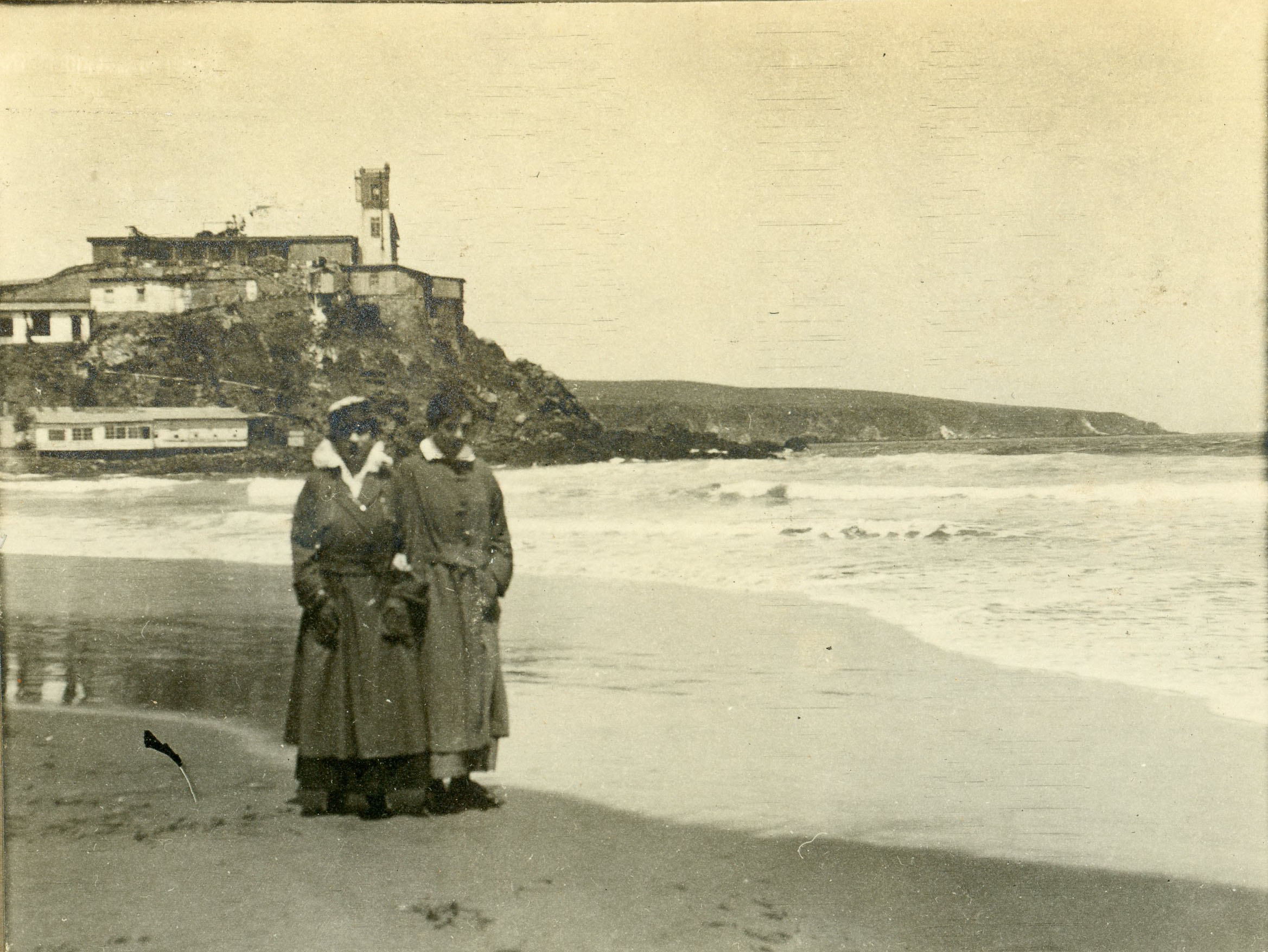 Mujeres en Playa de Cartagena, Octubre, 1915