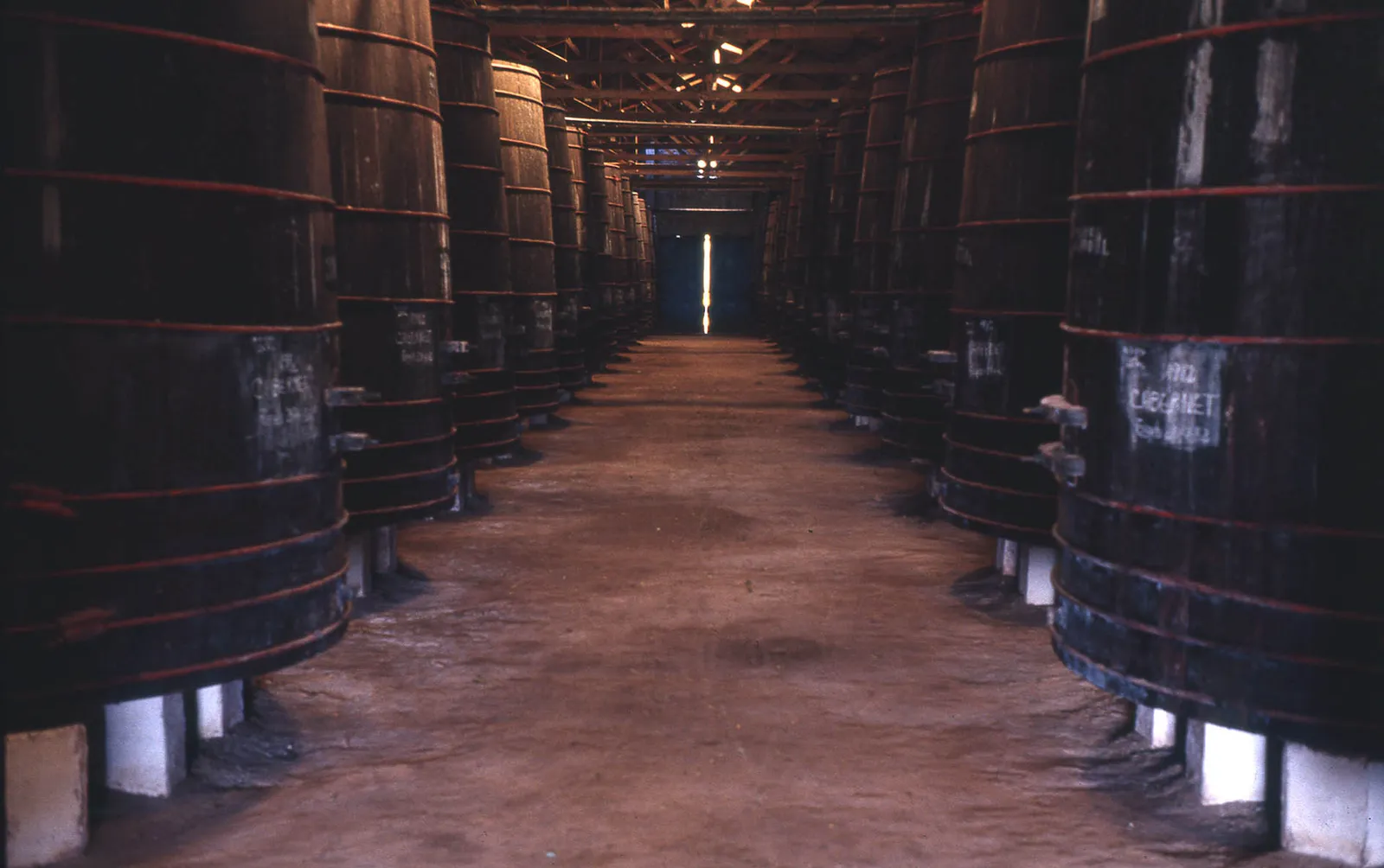 Sala de barricas, Viña Concha y Toro, Peumo, 1983