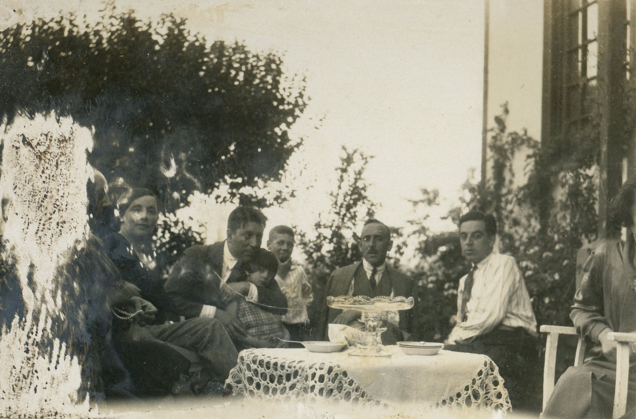 Familia en un patio, ca. 1920