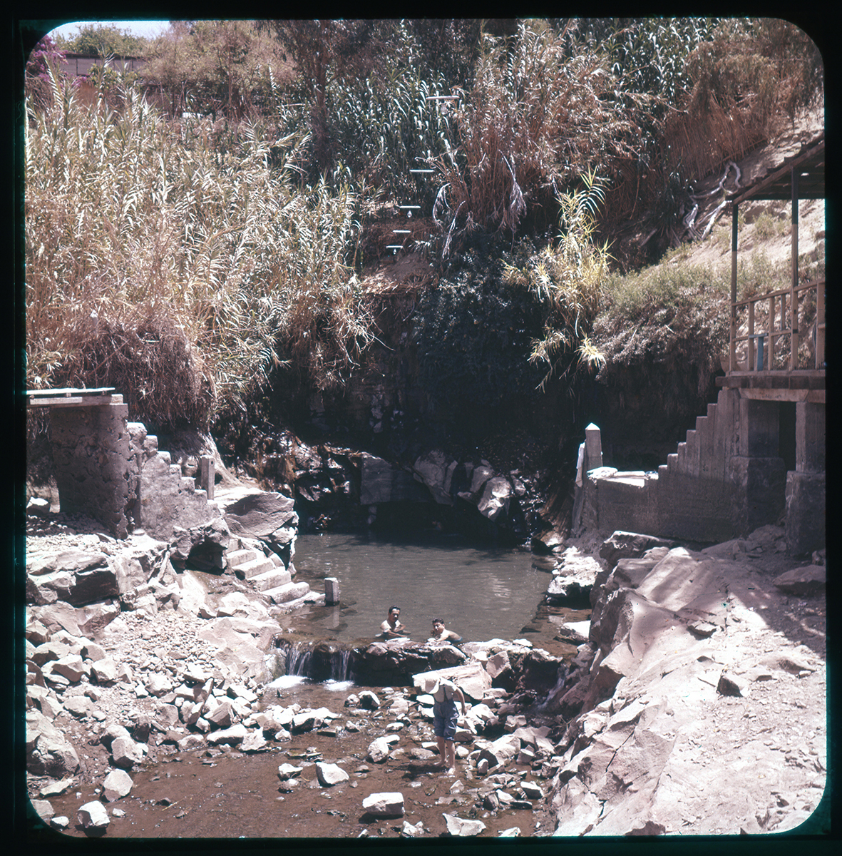 Bañistas en La Cocha Resbaladero, Pica, Región de Tarapacá, 1950 - 1965