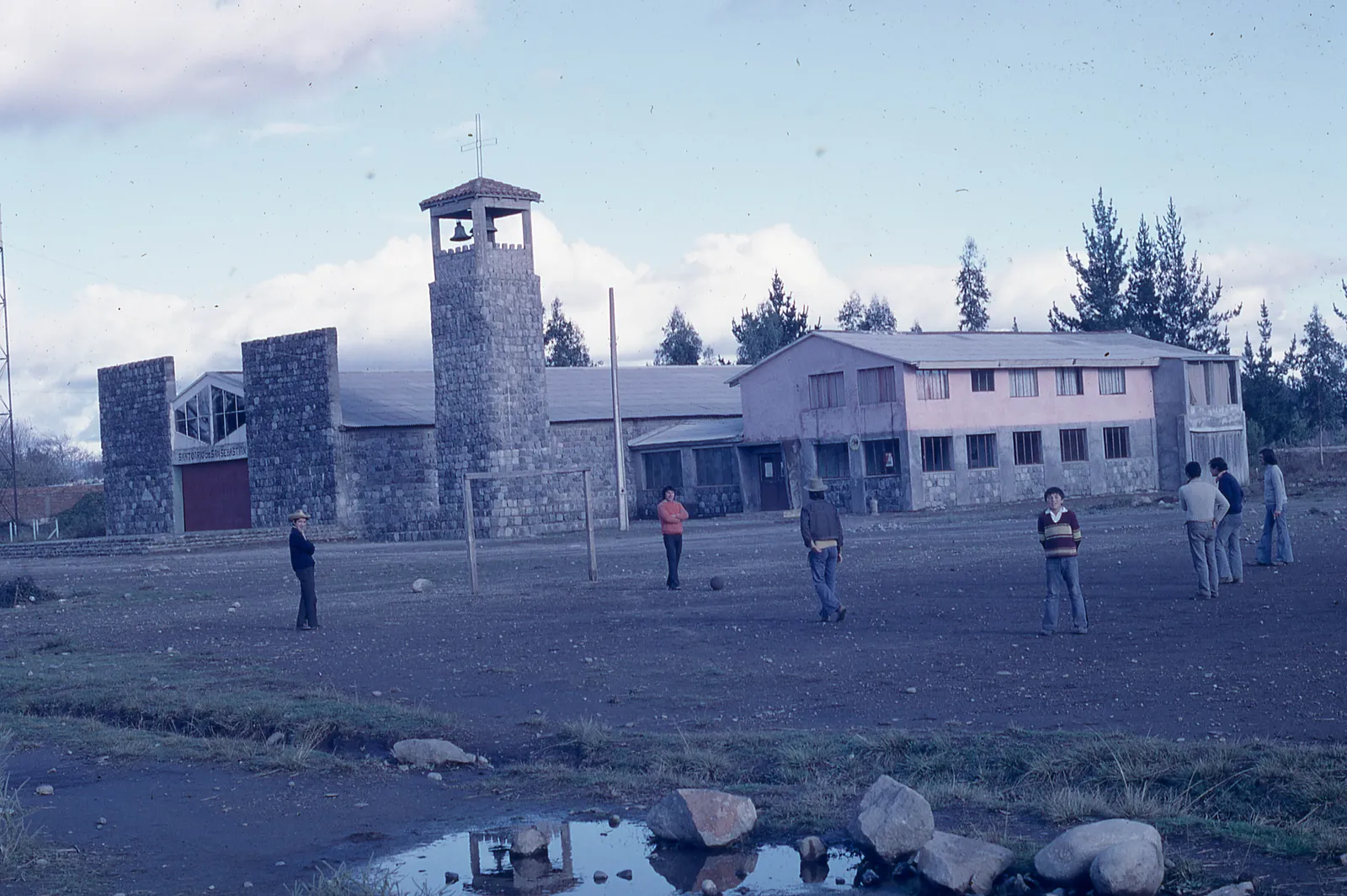 Partido de fútbol en el Santuario de San Sebastián, 1975